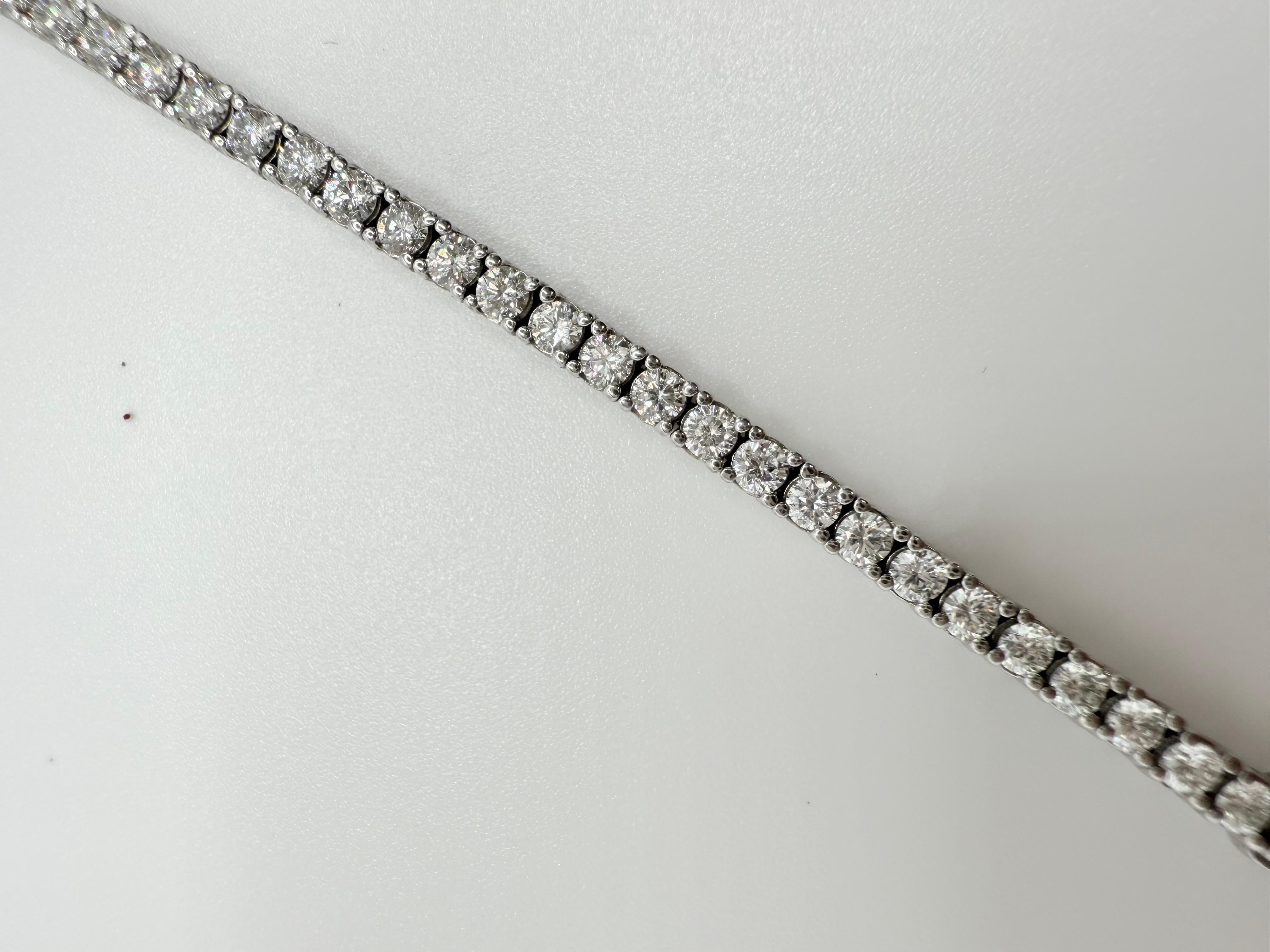Femenino o masculino Pulsera de tenis con diamantes redondos de 9,02 quilates en venta