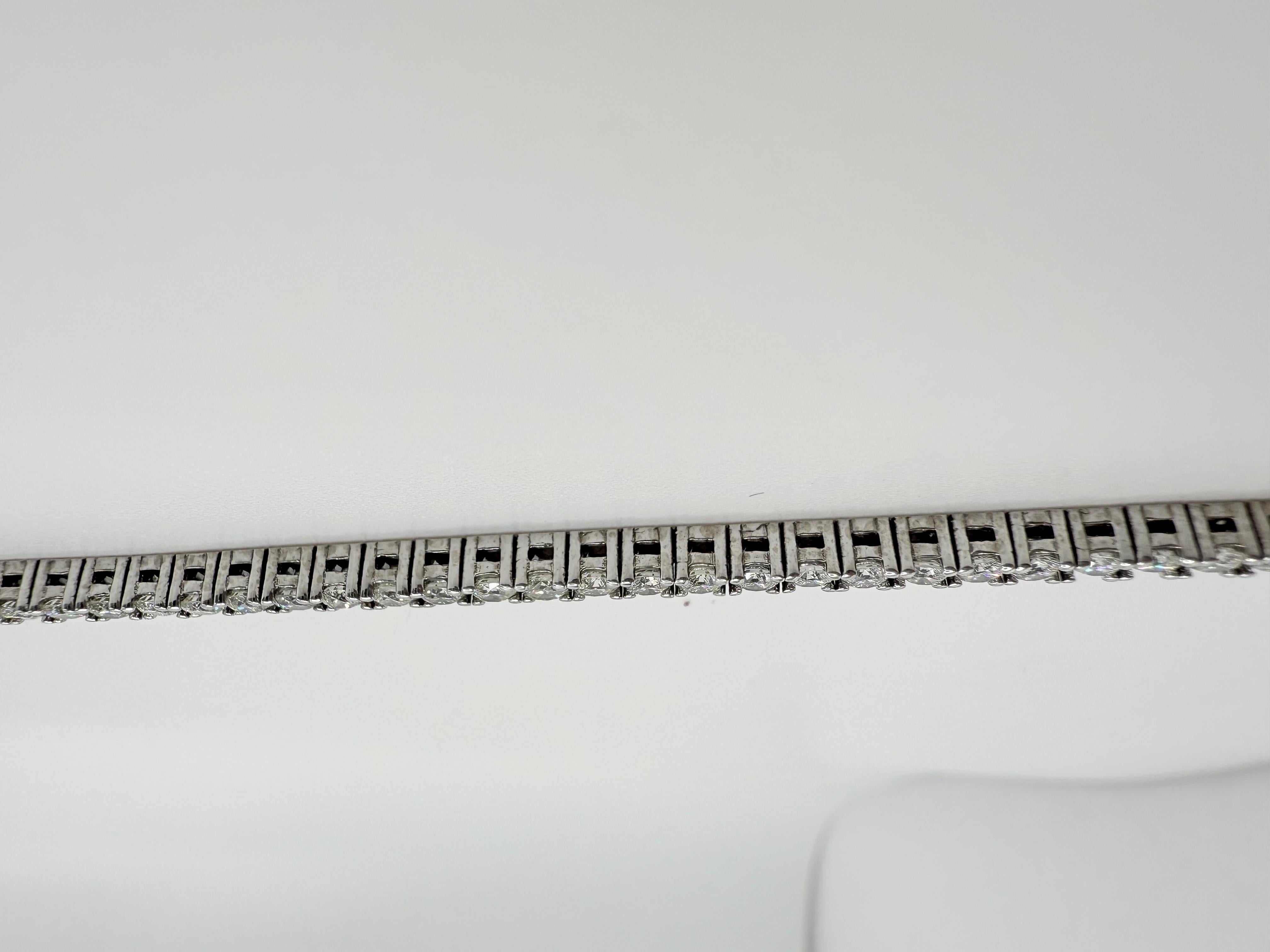 Pulsera de tenis con diamantes redondos de 9,02 quilates en venta 1