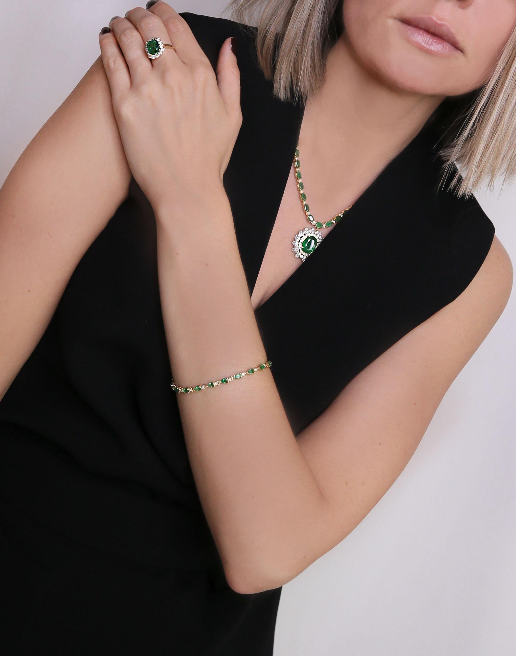 Pear Cut 9.02 Carat Natural Emerald 18 Karat Solid Yellow Gold Diamond Bracelet For Sale