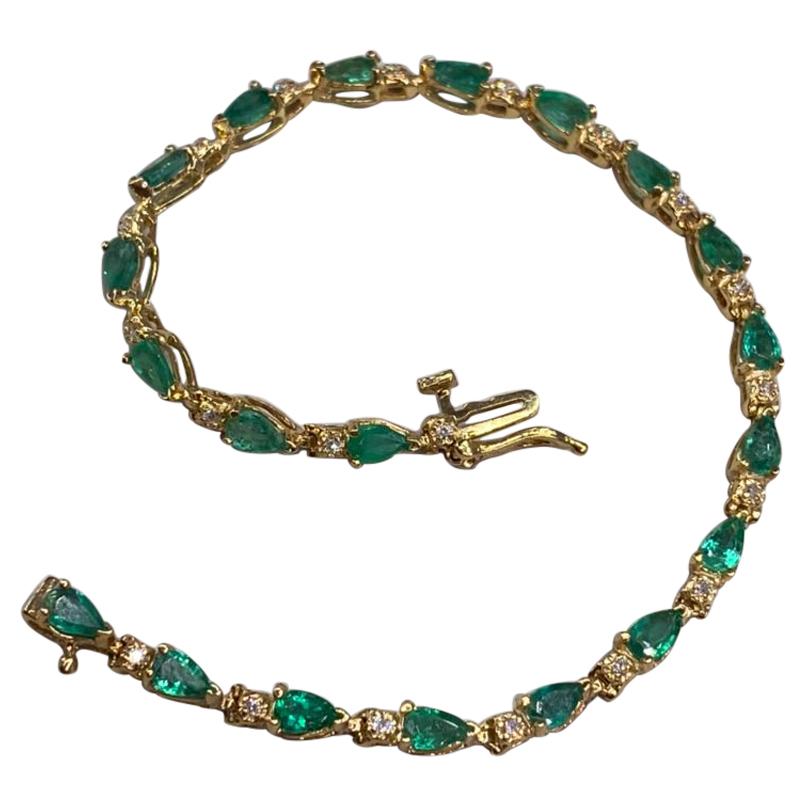 9.02 Carat Natural Emerald 18 Karat Solid Yellow Gold Diamond Bracelet For Sale