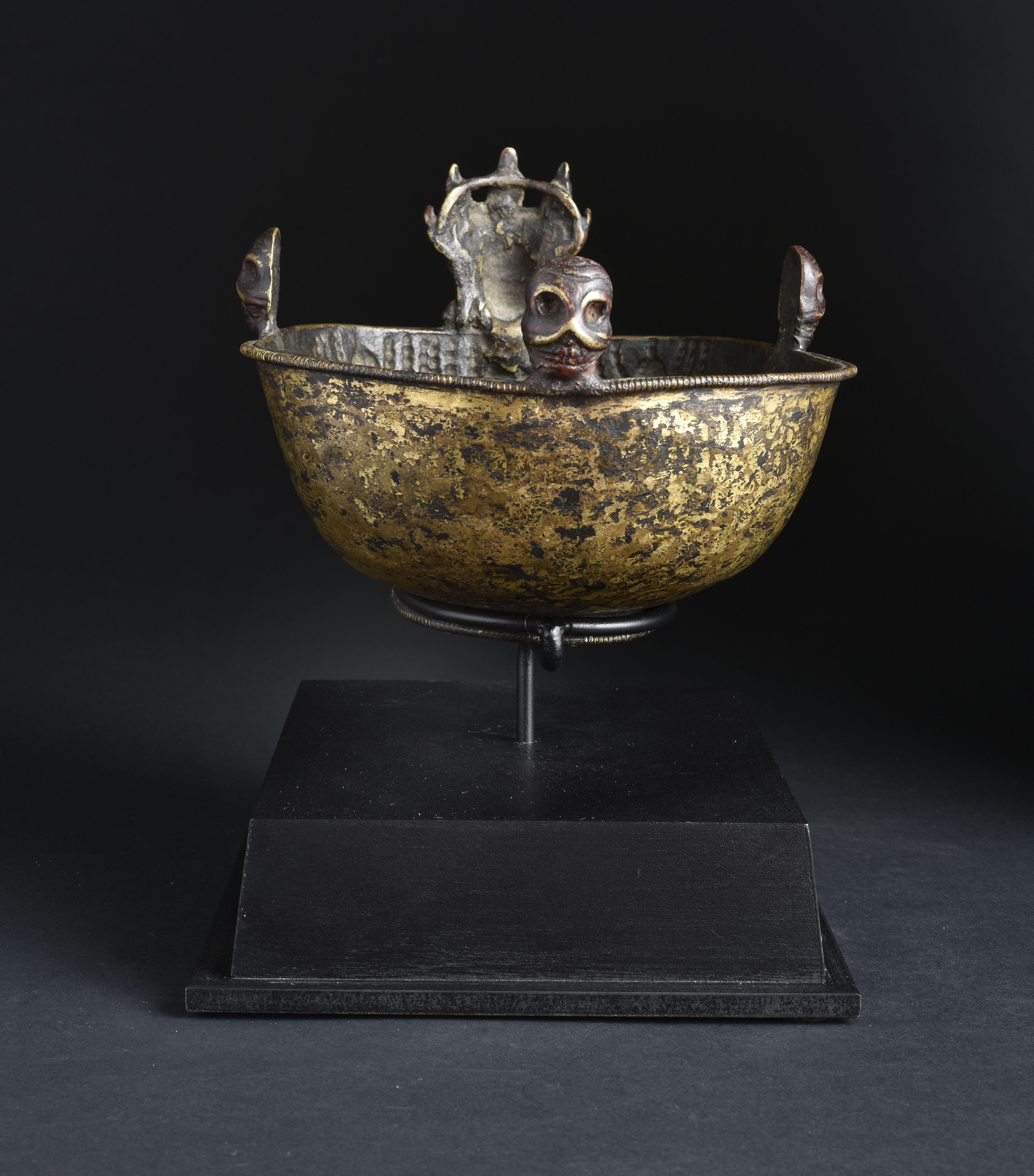  16/17. Jahrhundert Tibetischer Bronze-Totenkopfbecher – 9026 (Gegossen) im Angebot