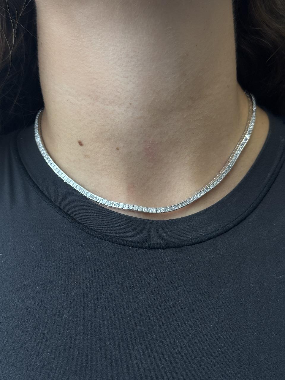 Ce magnifique collier de tennis présente de beaux diamants de taille princesse sertis dans de l'or blanc lustré 14K. Avec ses 16 pouces, il s'adapte parfaitement à votre décolleté, ni trop court, ni trop long. Chaque diamant est soigneusement serti