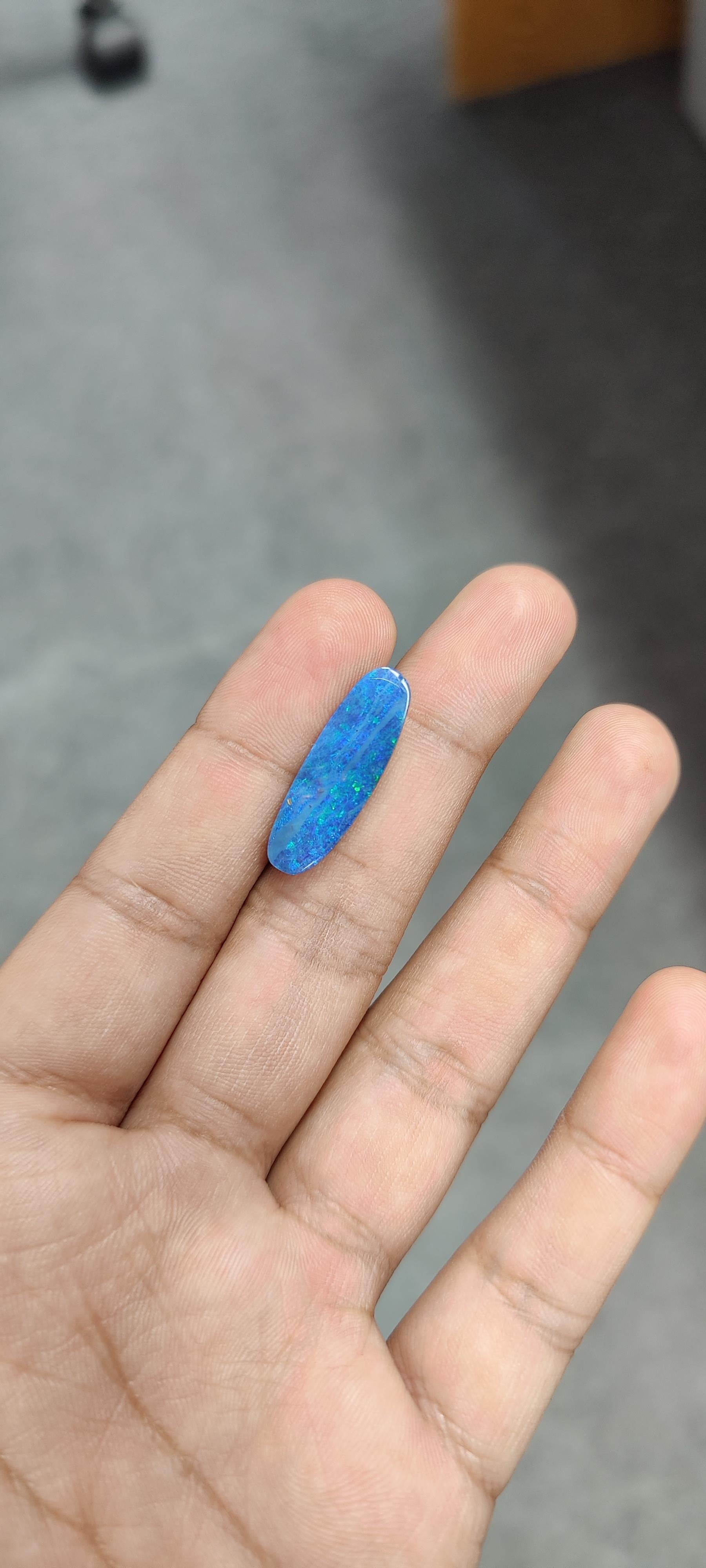 Questo pezzo è un'imponente e stupefacente Opale da 9,03 Carati, dalla forma ovale allungata e dalla splendida tonalità blu cielo. L'opale è una gemma unica e affascinante, nota per i suoi giochi di colore, ovvero una serie mutevole di sfumature