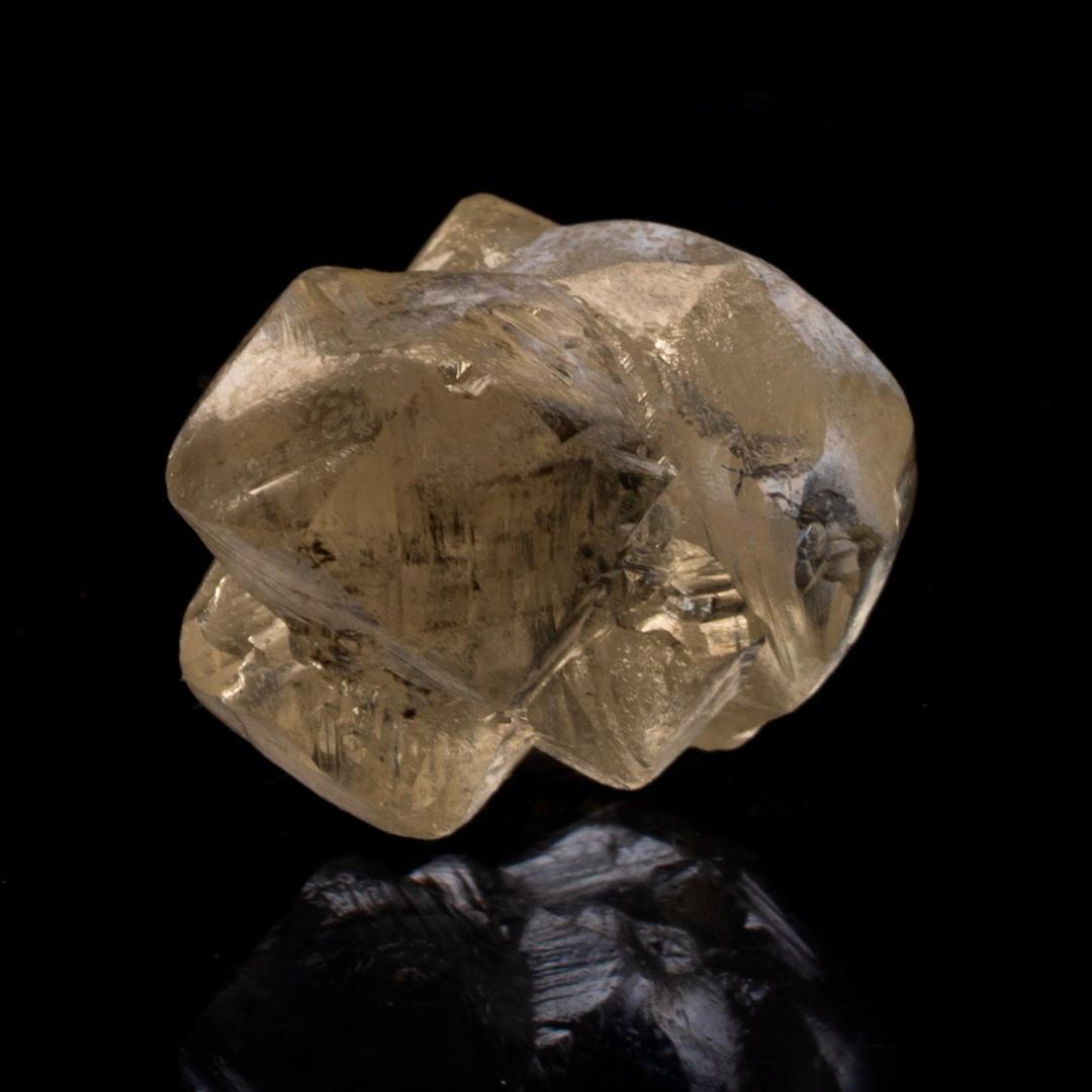 Dieser natürliche weiße Diamant-Einkristall aus Kanada wiegt 9,03 Karat und zeigt eine erstaunliche Lichtdurchlässigkeit und Klarheit. Mit seinem schönen Glanz und der scharf abgegrenzten Kristallisation ist er ein hervorragendes