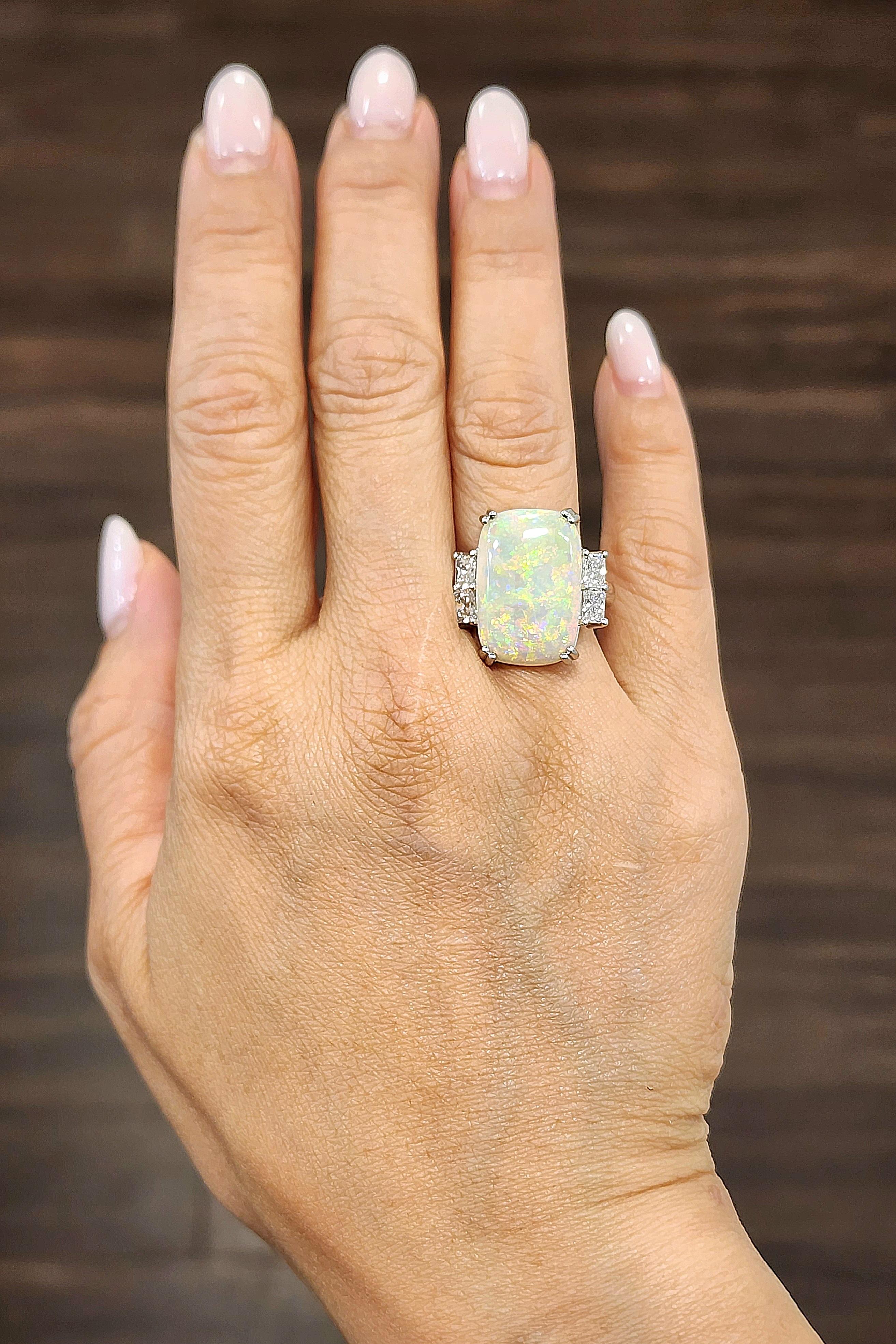 Cette bague exquise est une véritable pièce d'apparat, mettant en valeur une époustouflante opale australienne naturelle de 7,79 carats comme pièce maîtresse. Le jeu de couleurs vibrantes de l'opale est magnifiquement rehaussé par quatre diamants