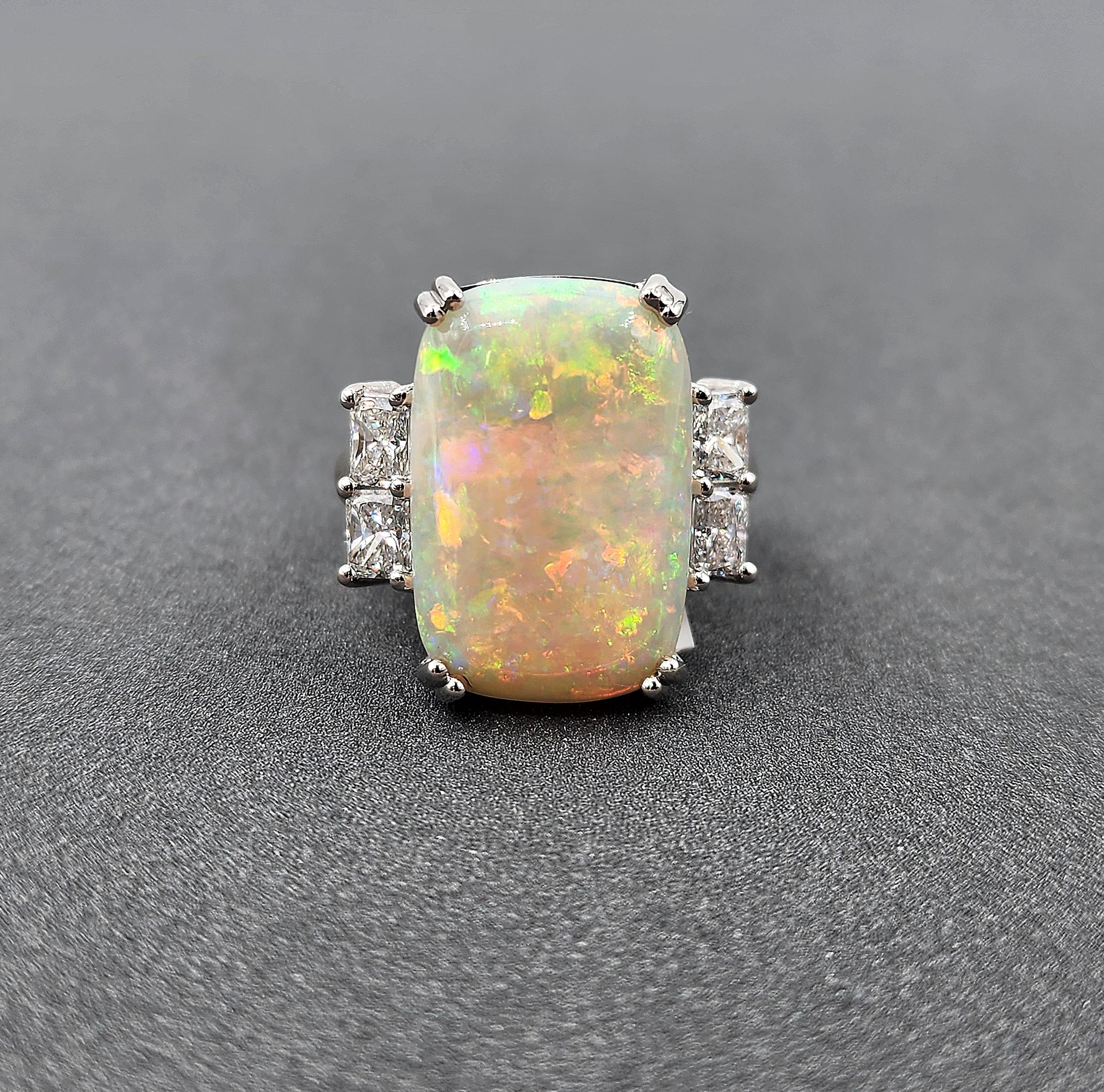 Taille coussin Bague en platine de 9,03 ct d'opale australienne naturelle et de diamants en vente
