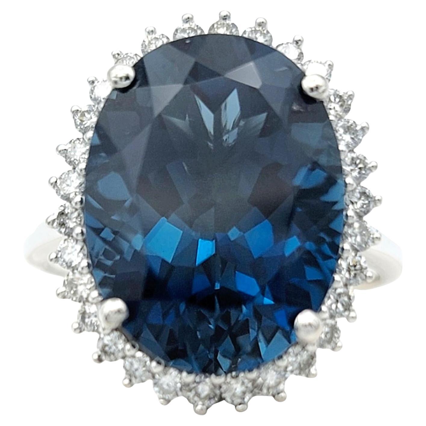 Anello da cocktail con topazio blu ovale da 9,04 carati e alone di diamanti in oro bianco 14 carati