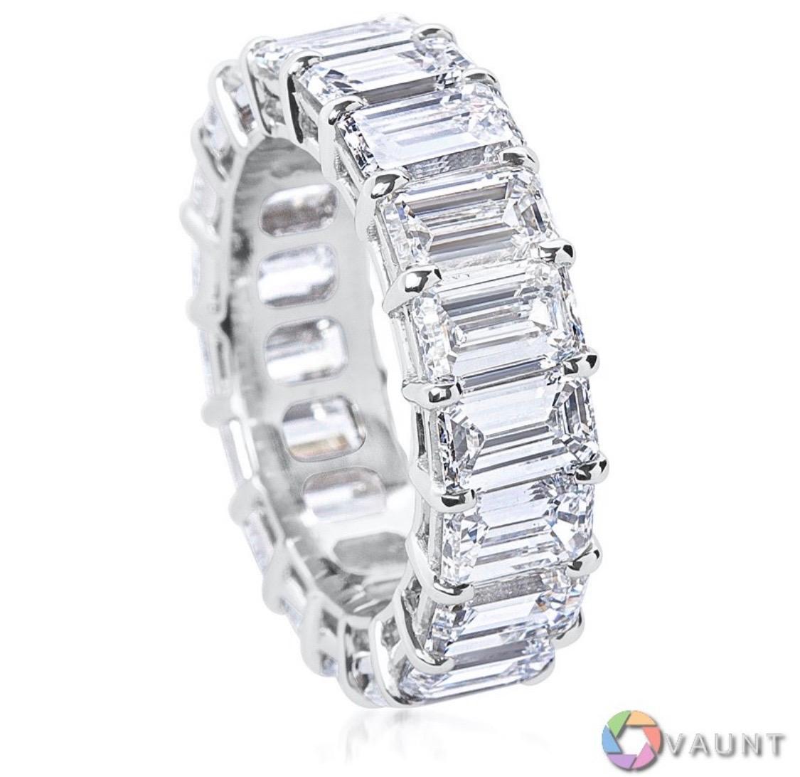 GIA Certified 11.40 Carat Emerald Cut Diamond Eternity Band In New Condition For Sale In New York, NY