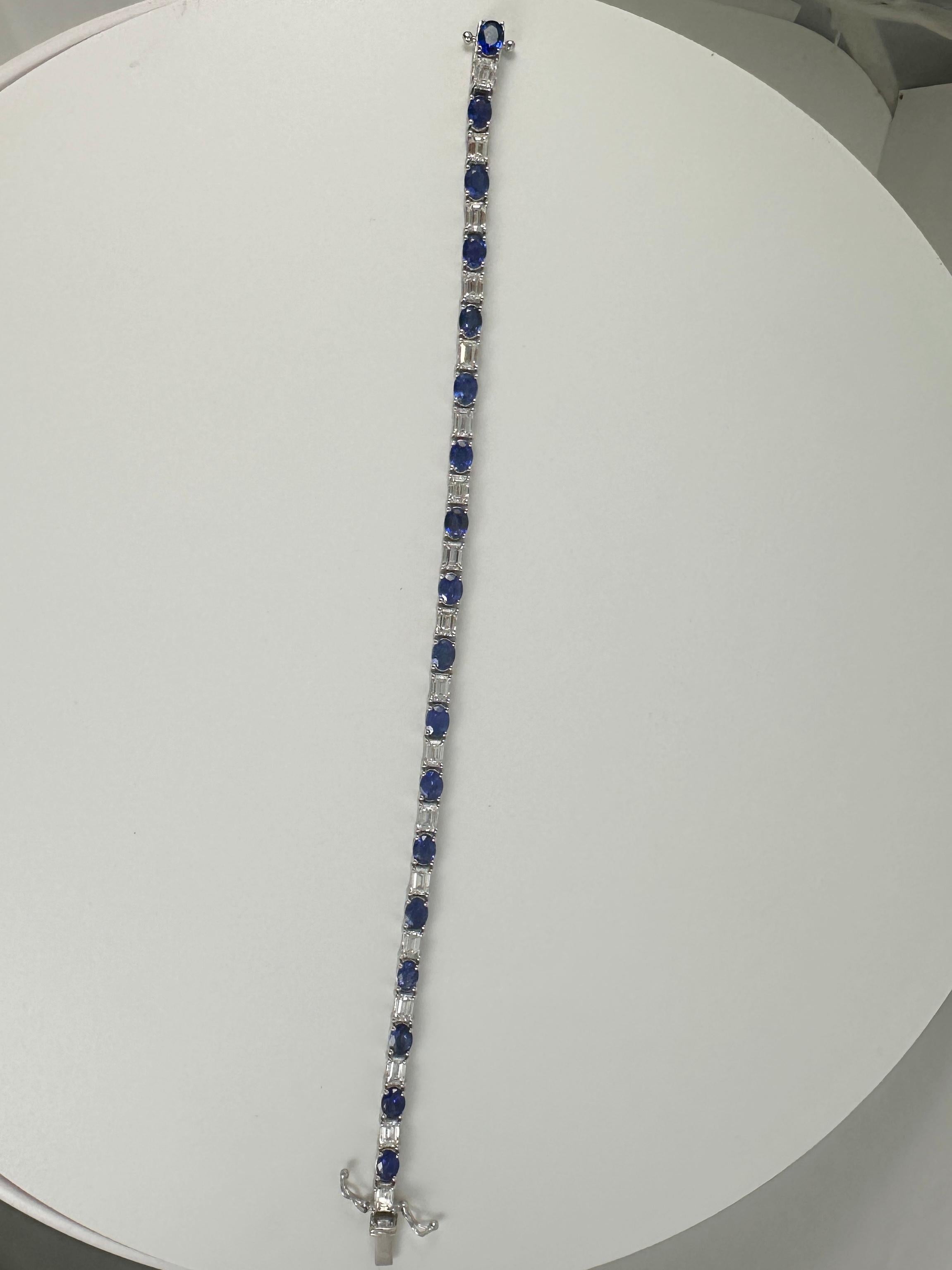Brazalete de tenis con zafiro oval de 9,05 quilates y diamantes talla esmeralda de 14 quilates Contemporáneo en venta