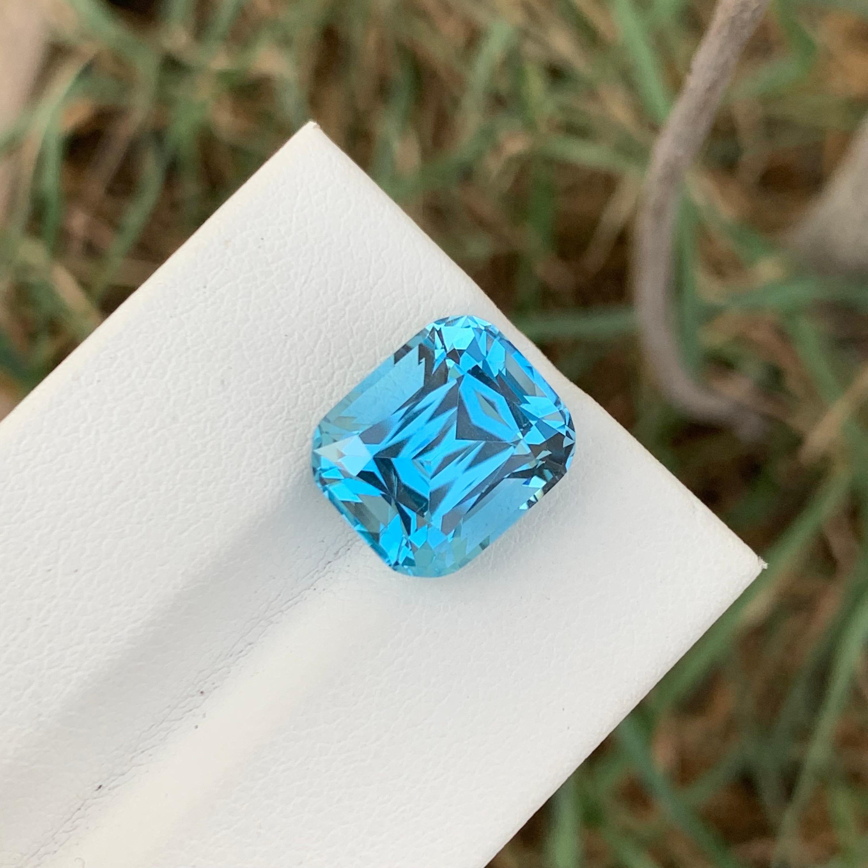 Women's or Men's 9.05 Carat Pretty Loose Blue Topaz Cushion Shape Gem For Jewellery Making For Sale