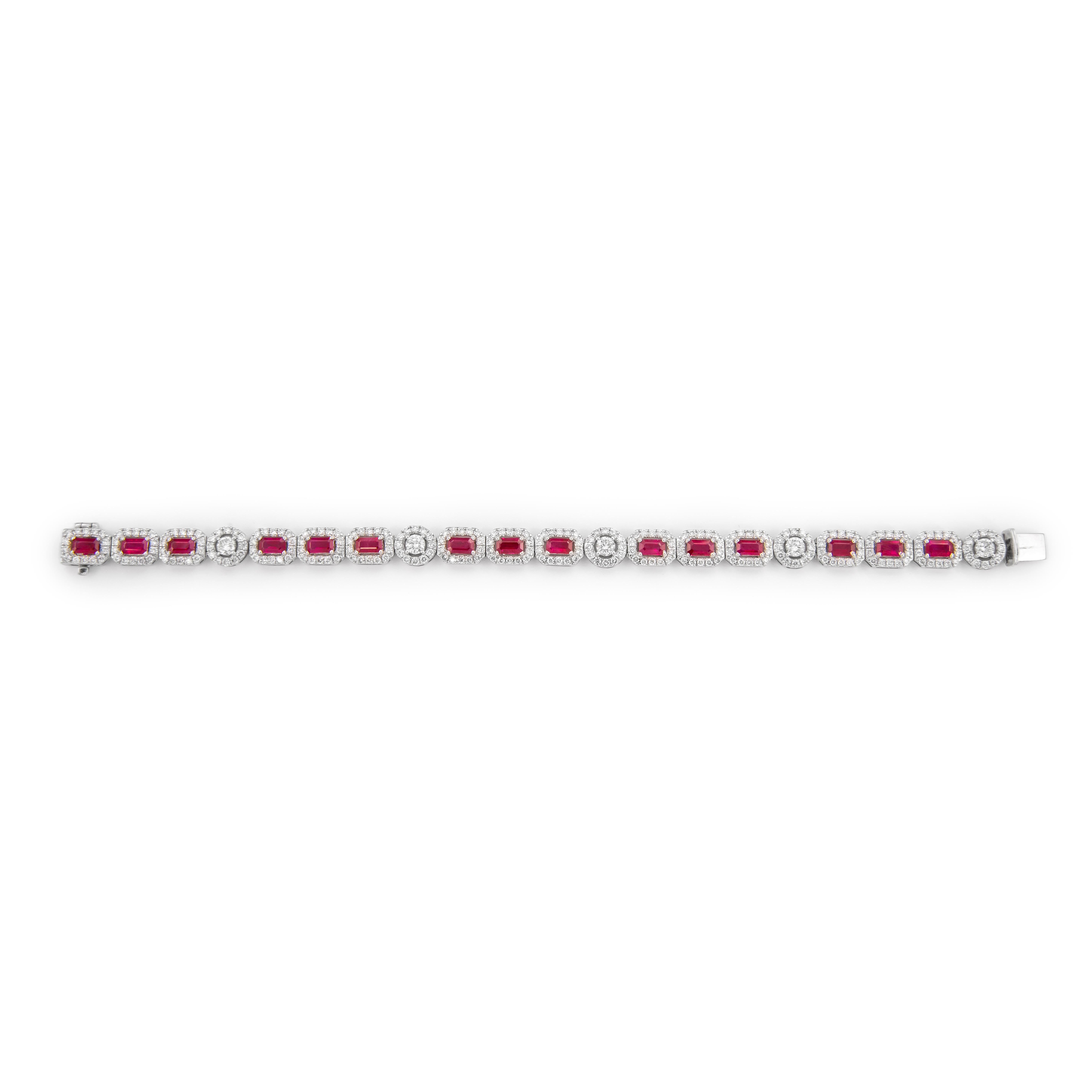 Taille émeraude Bracelet en or blanc avec rubis et diamants de 9,05 carats en vente
