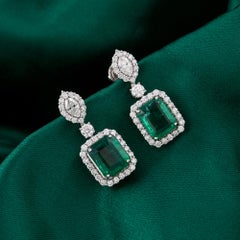 Orecchini pendenti in oro bianco 18 carati con smeraldo dello Zambia da 9,05 carati e diamante da 2,27 carati