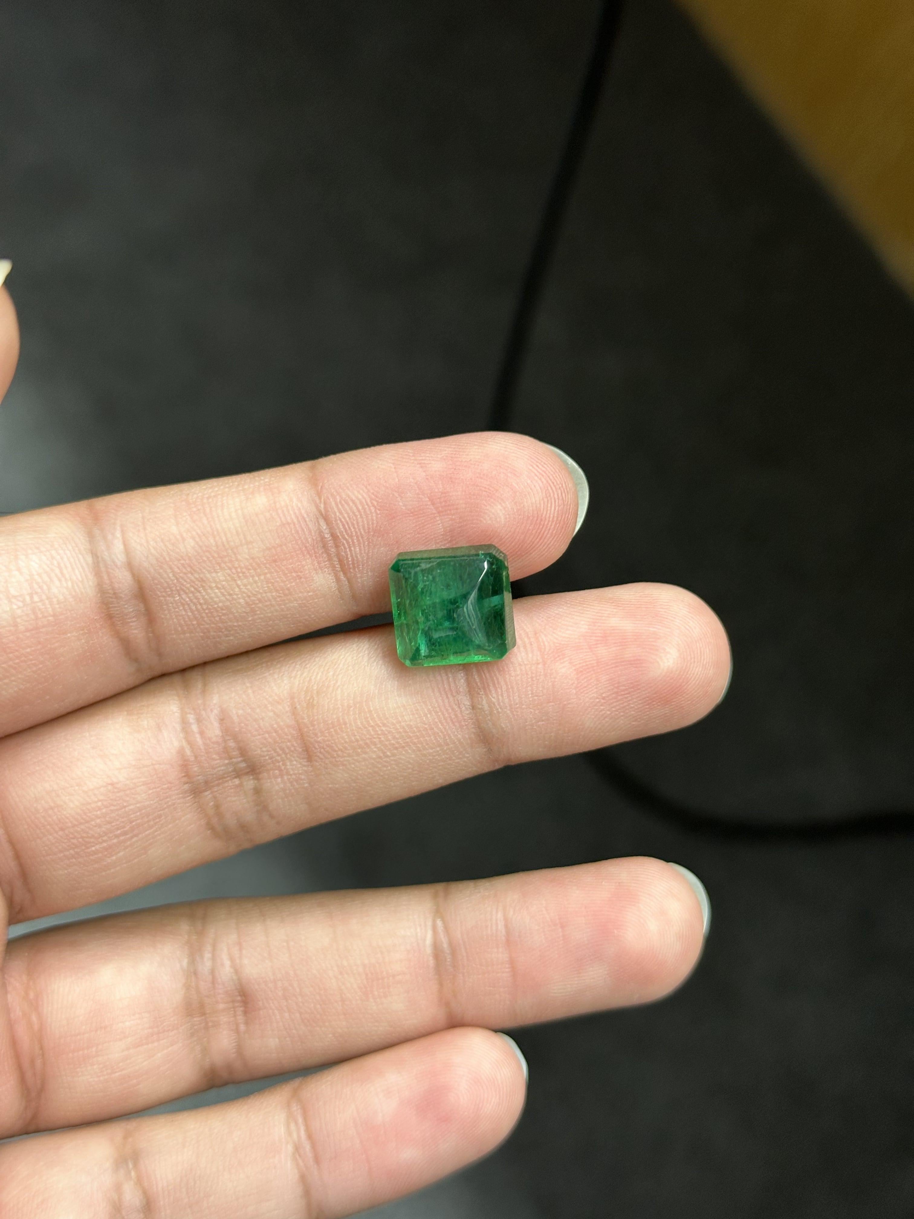 Ein atemberaubender 9.05 Karat Smaragdstein, der einen wunderschönen Farbton von lebhaftem Grün hat und aus Sambia stammt. Es ist völlig natürlich und von guter Qualität. Der Smaragd ist in perfekter Zuckerhutform geschliffen.

Der grüne Smaragd