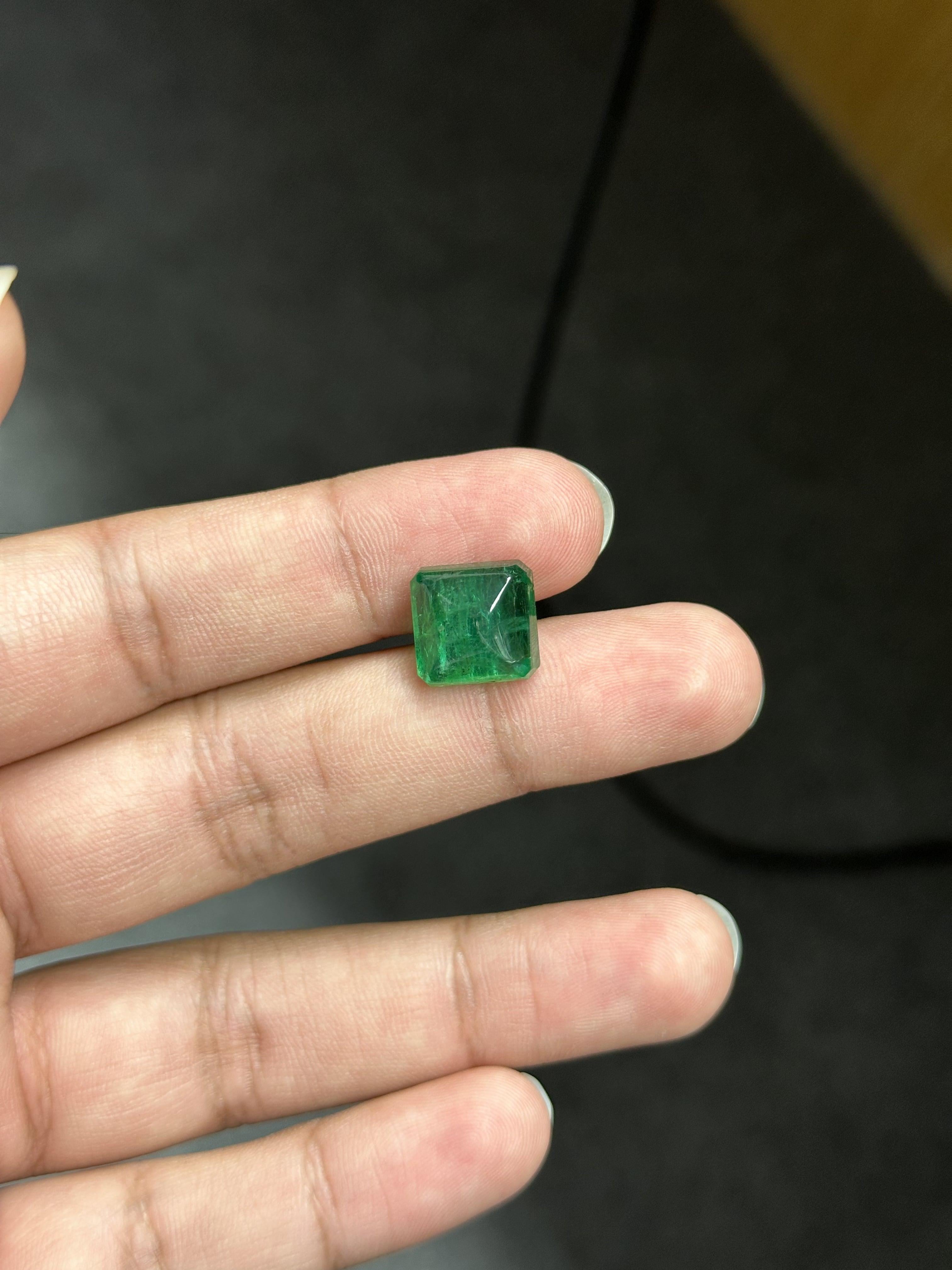 9,05 Karat sambischer Smaragd in Zuckerhut-Form in Zuckerhut-Schliff (Kegel-Cabochon) im Angebot