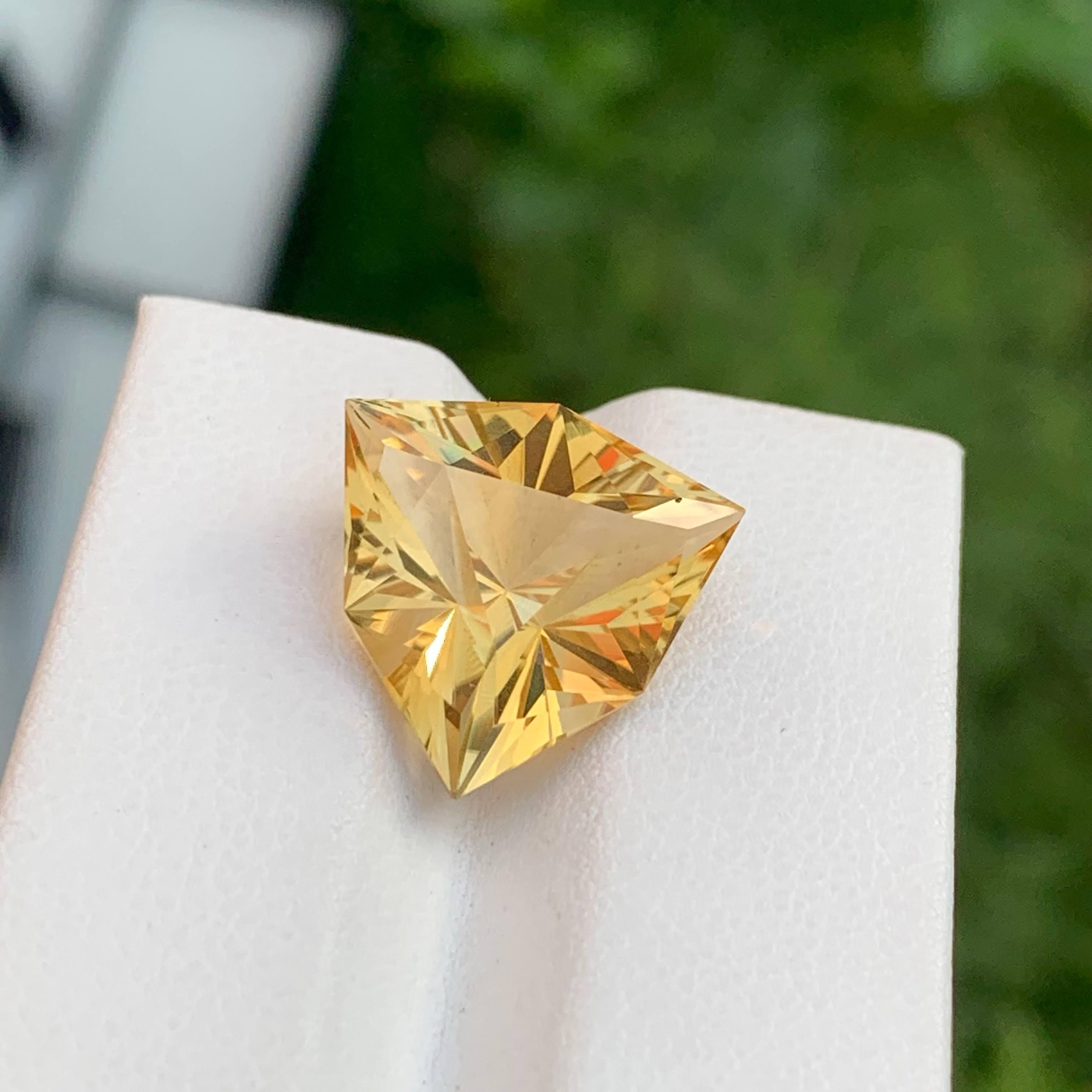 Moderne Pierre précieuse naturelle du Brésil, citrine orange de 9.05 carats, taille trillion en vente