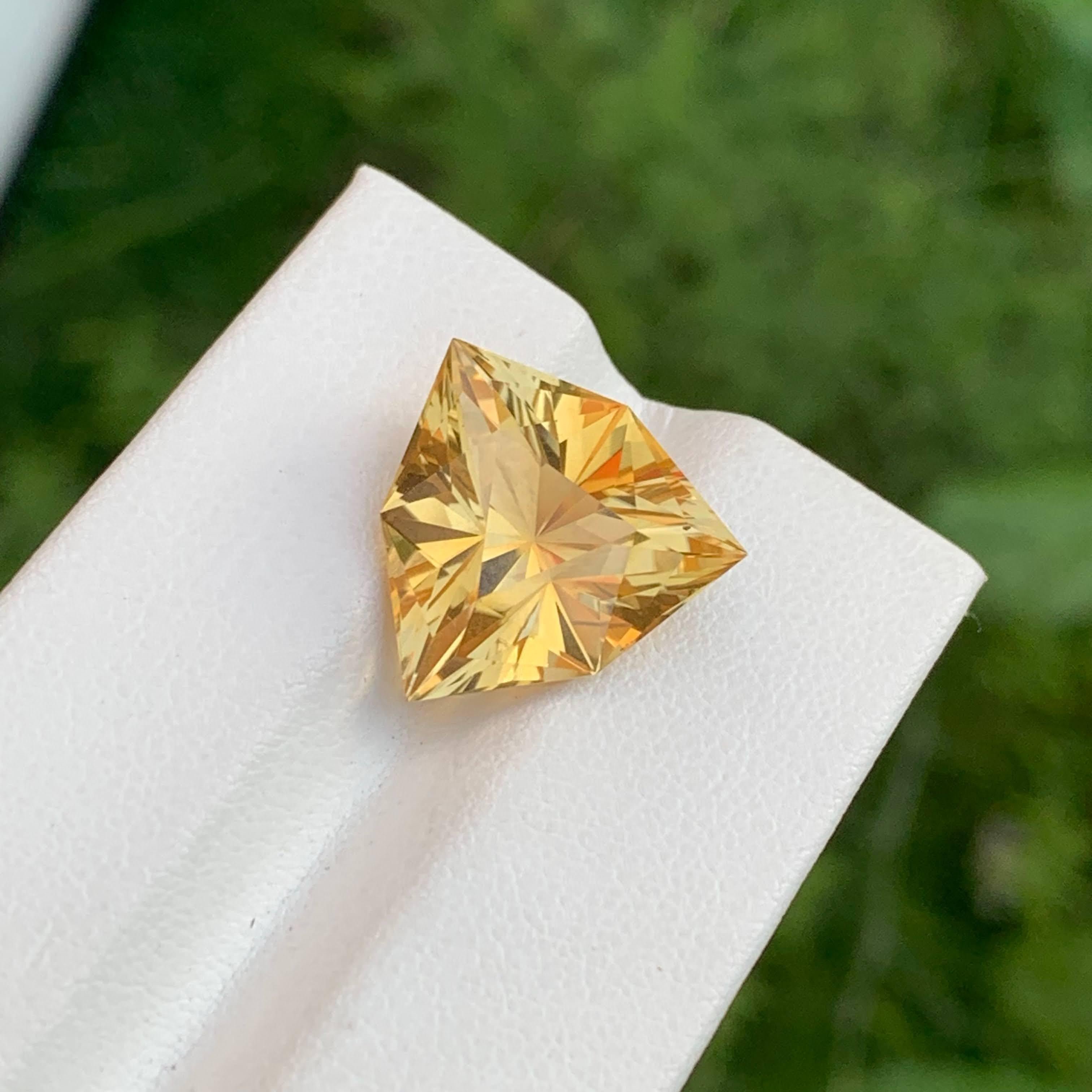 Taille trillion Pierre précieuse naturelle du Brésil, citrine orange de 9.05 carats, taille trillion en vente