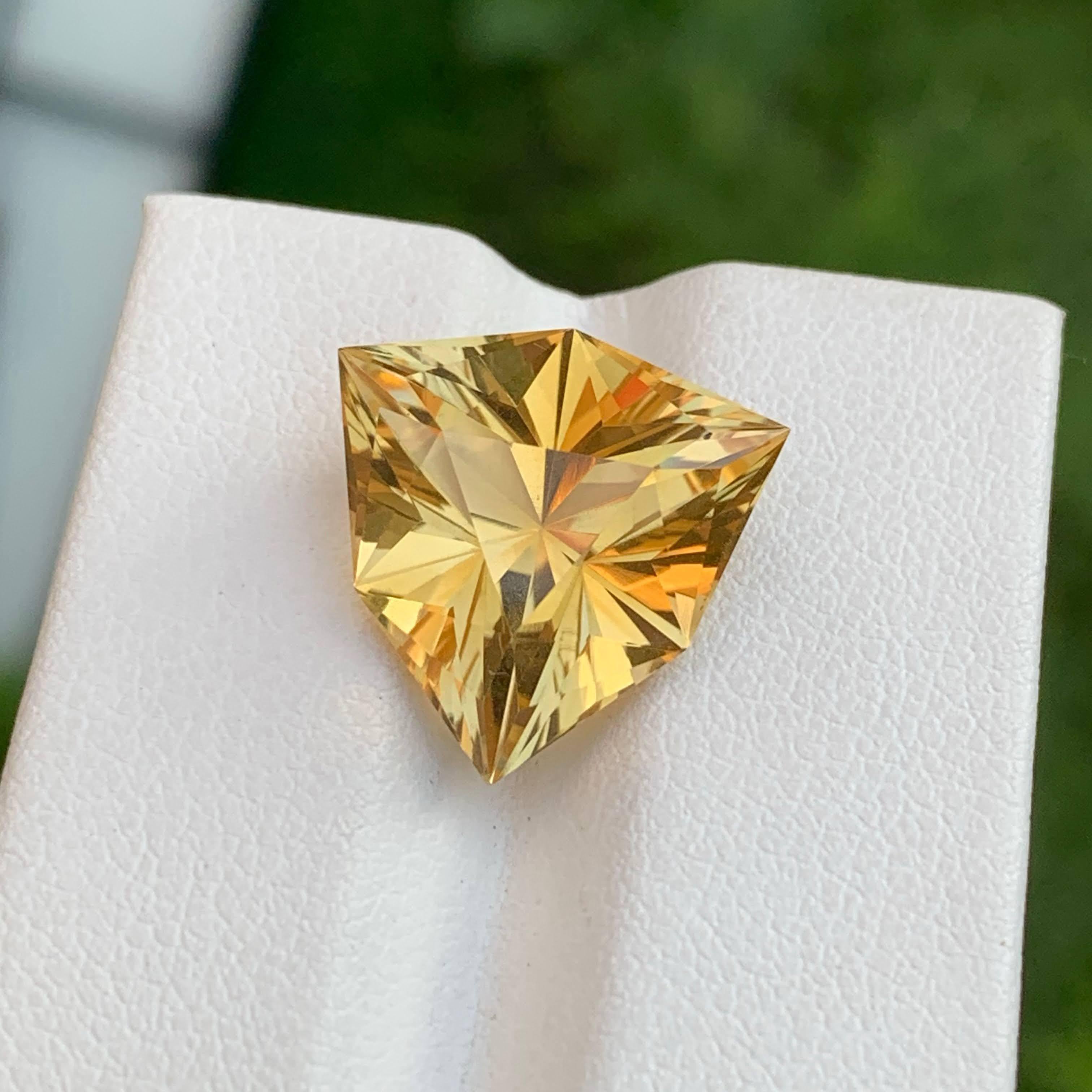 Pierre précieuse naturelle du Brésil, citrine orange de 9.05 carats, taille trillion Neuf - En vente à Bangkok, TH