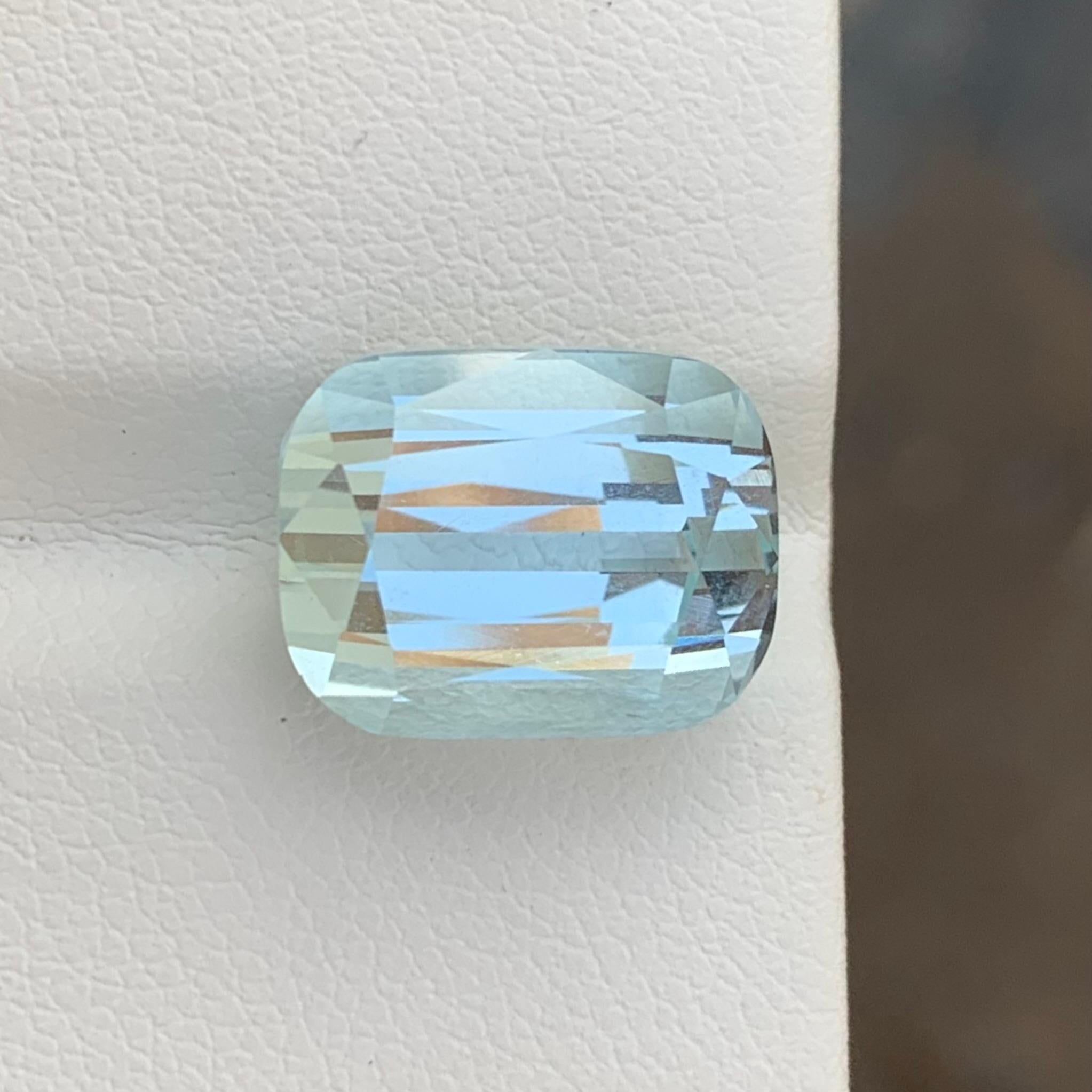 Acquamarina sfusa 

Peso: 9,05 Carati
Dimensioni: 13.1x10.3x8.9 Mm
Origine: Skardu, Pakistan 
Forma: Cuscino
Trattamento: Nessuno
Certificato: Su richiesta del cliente
.
L'acquamarina è un'affascinante gemma della famiglia dei berilli, ammirata per