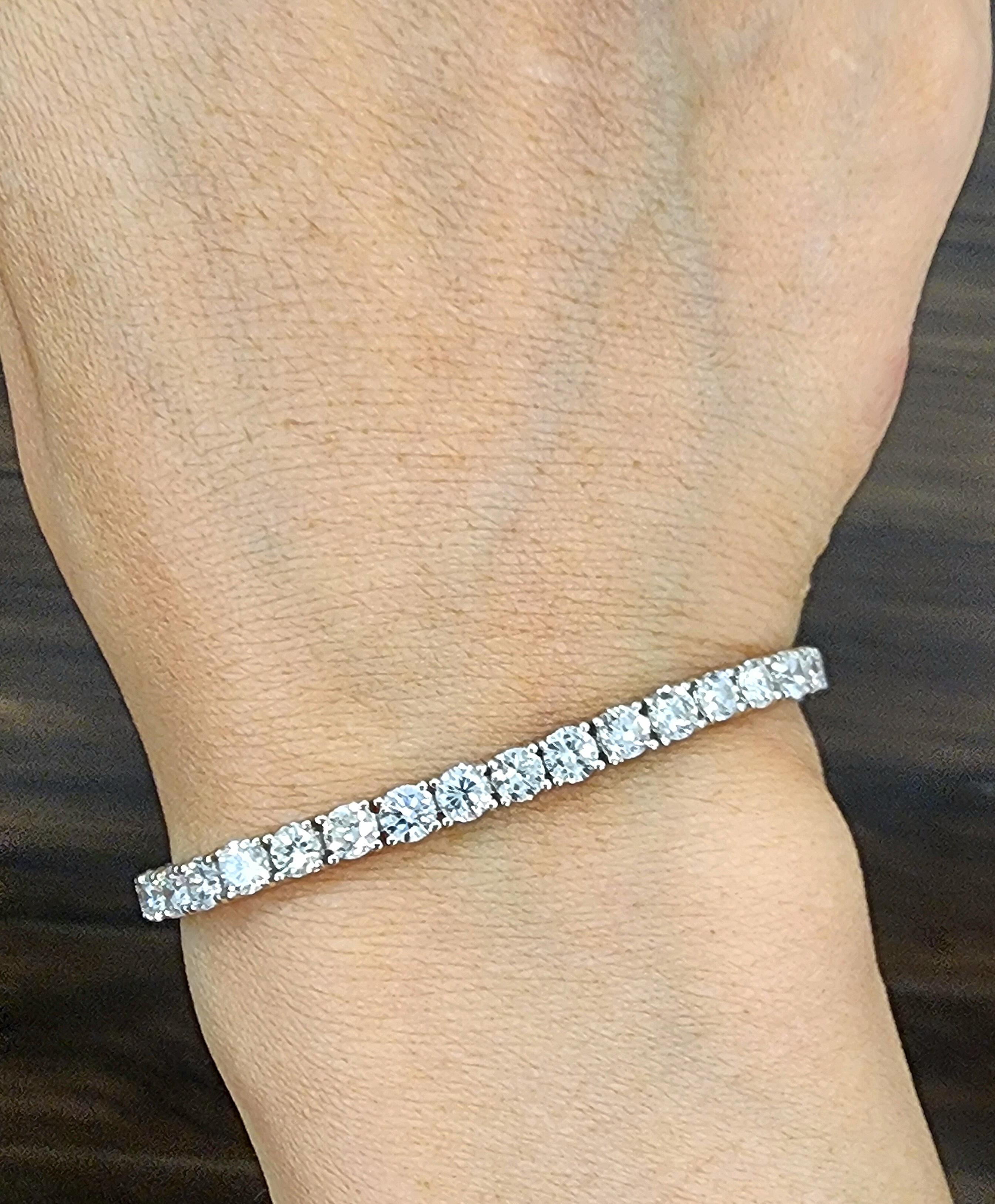 Modern 9.05 ct Diamond Tennis Bracelet For Sale