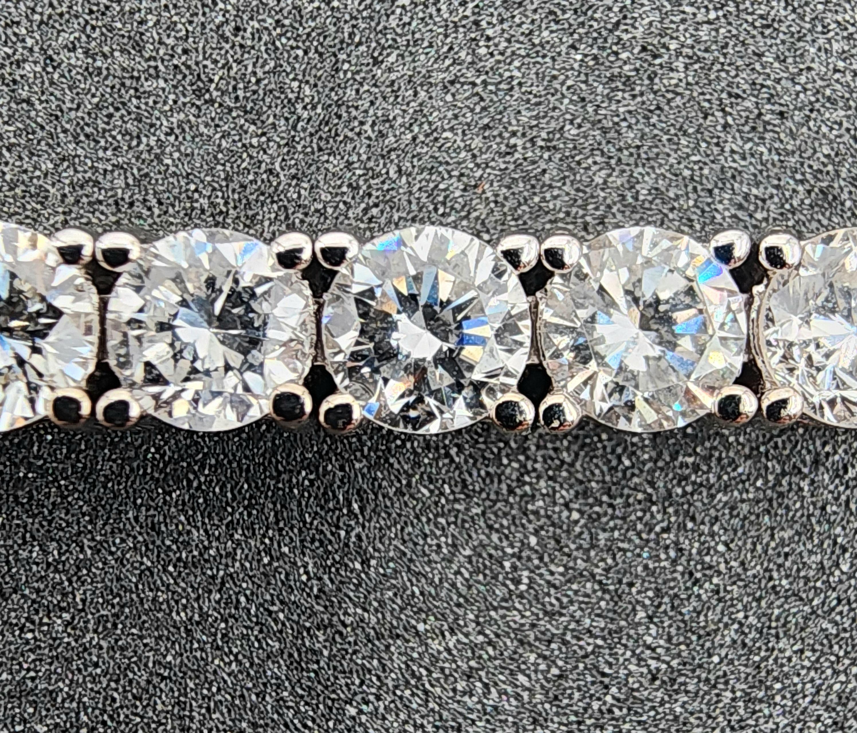 Round Cut 9.05 ct Diamond Tennis Bracelet For Sale