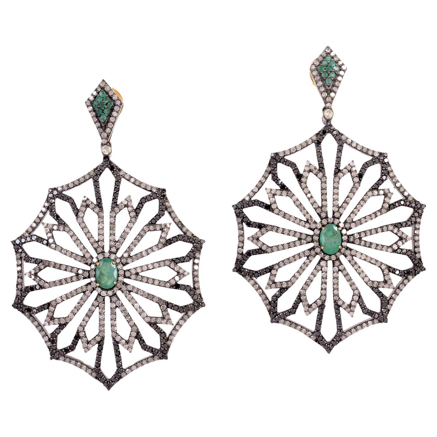 9,05 Karat Diamant Webförmige Ohrhänger mit Smaragd im Angebot