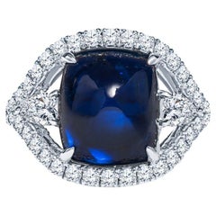 Bague cocktail en saphir bleu naturel taille pain de sucre en cabochon de 9,06 carats et diamants 