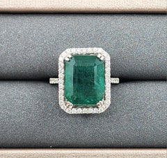 Bague émeraude naturelle de 9.07 carats et diamants