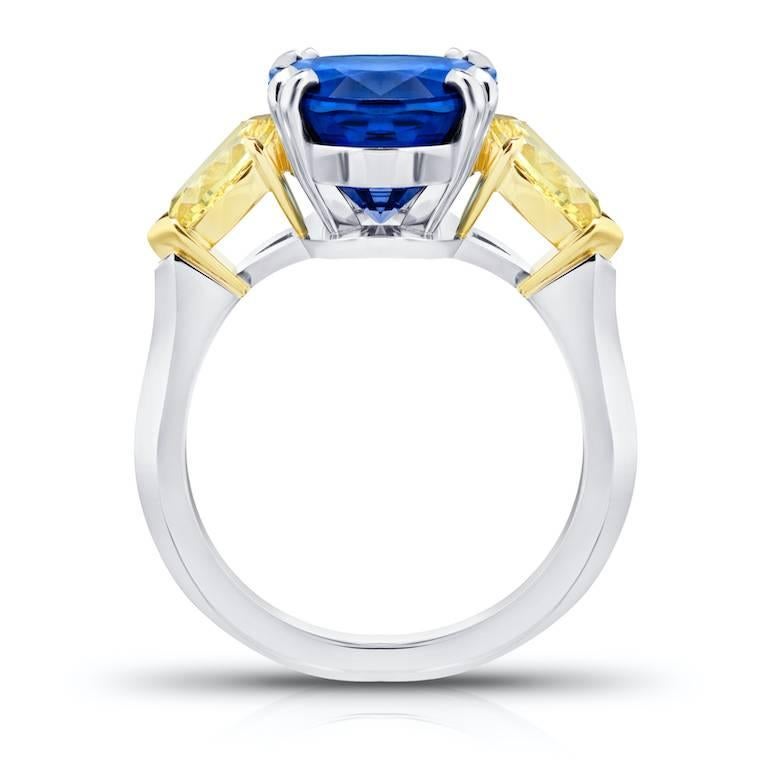 Platin- und 18k Ring mit 9,08 Karat ovalem blauem Saphir und gelbem Fancy-Diamant (Zeitgenössisch) im Angebot