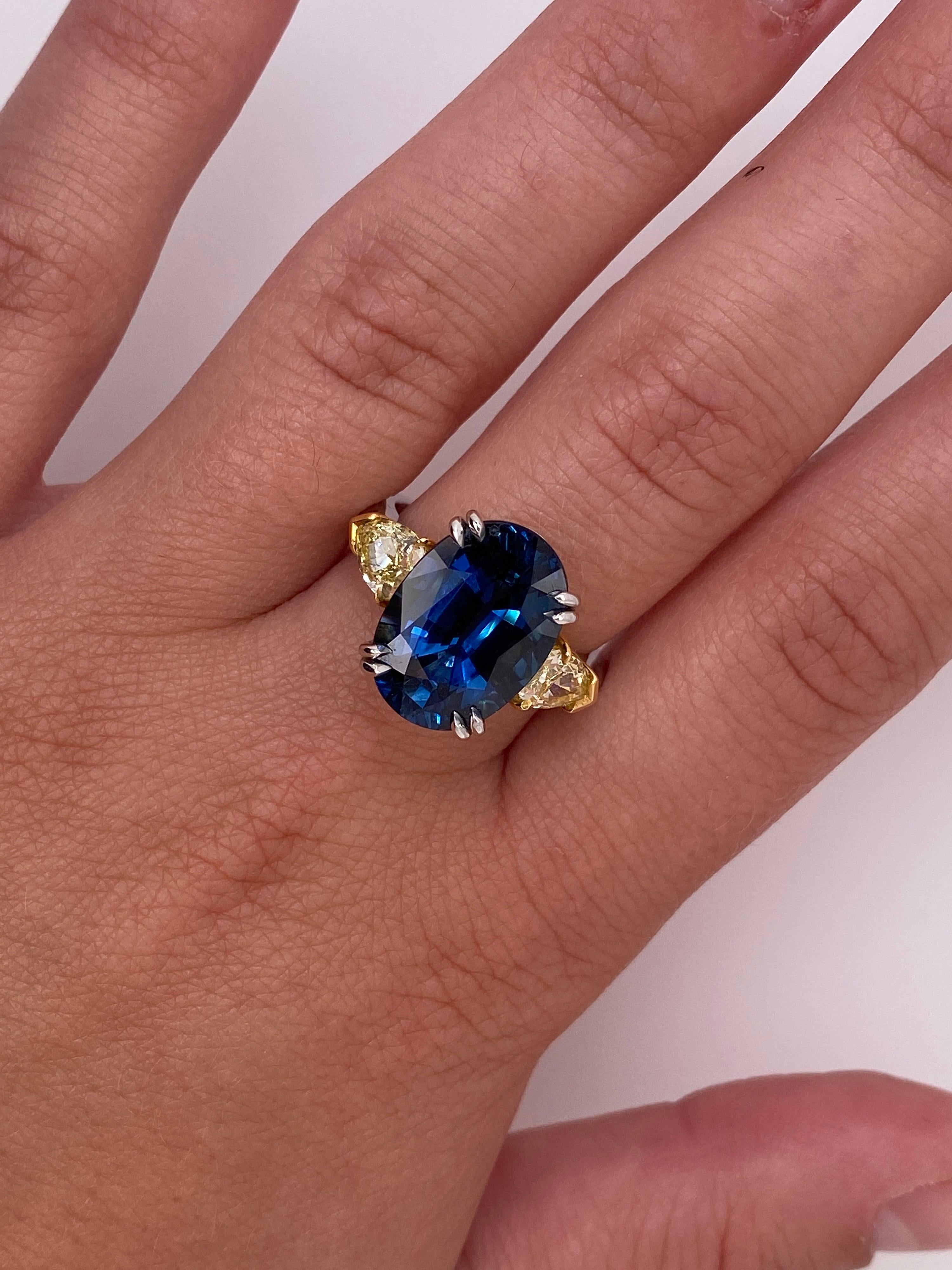 Platin- und 18k Ring mit 9,08 Karat ovalem blauem Saphir und gelbem Fancy-Diamant im Zustand „Neu“ im Angebot in New York, NY