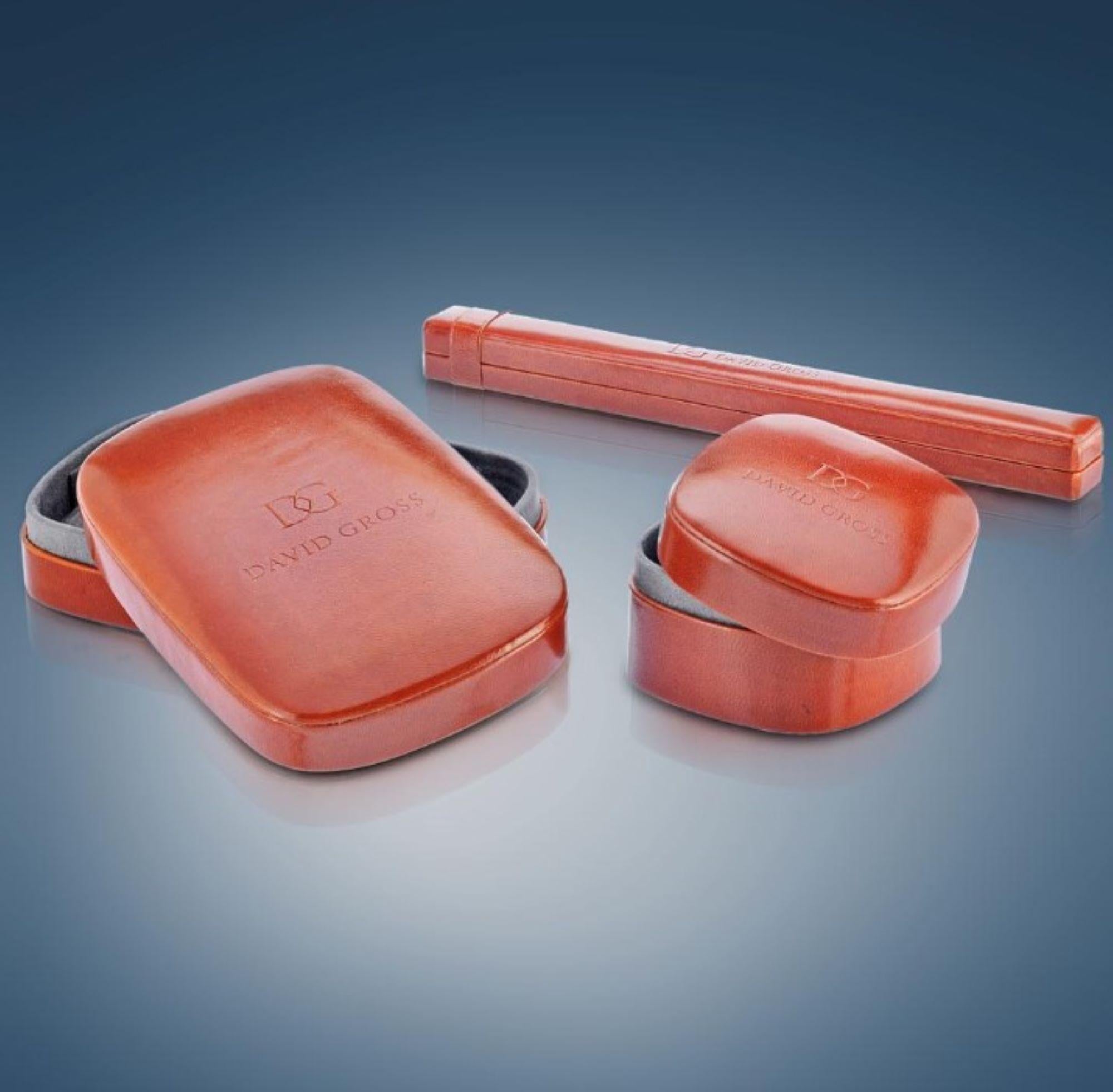 Bague en platine et or 18 carats avec saphir bleu ovale de 9,08 carats et diamant jaune fantaisie en vente 2