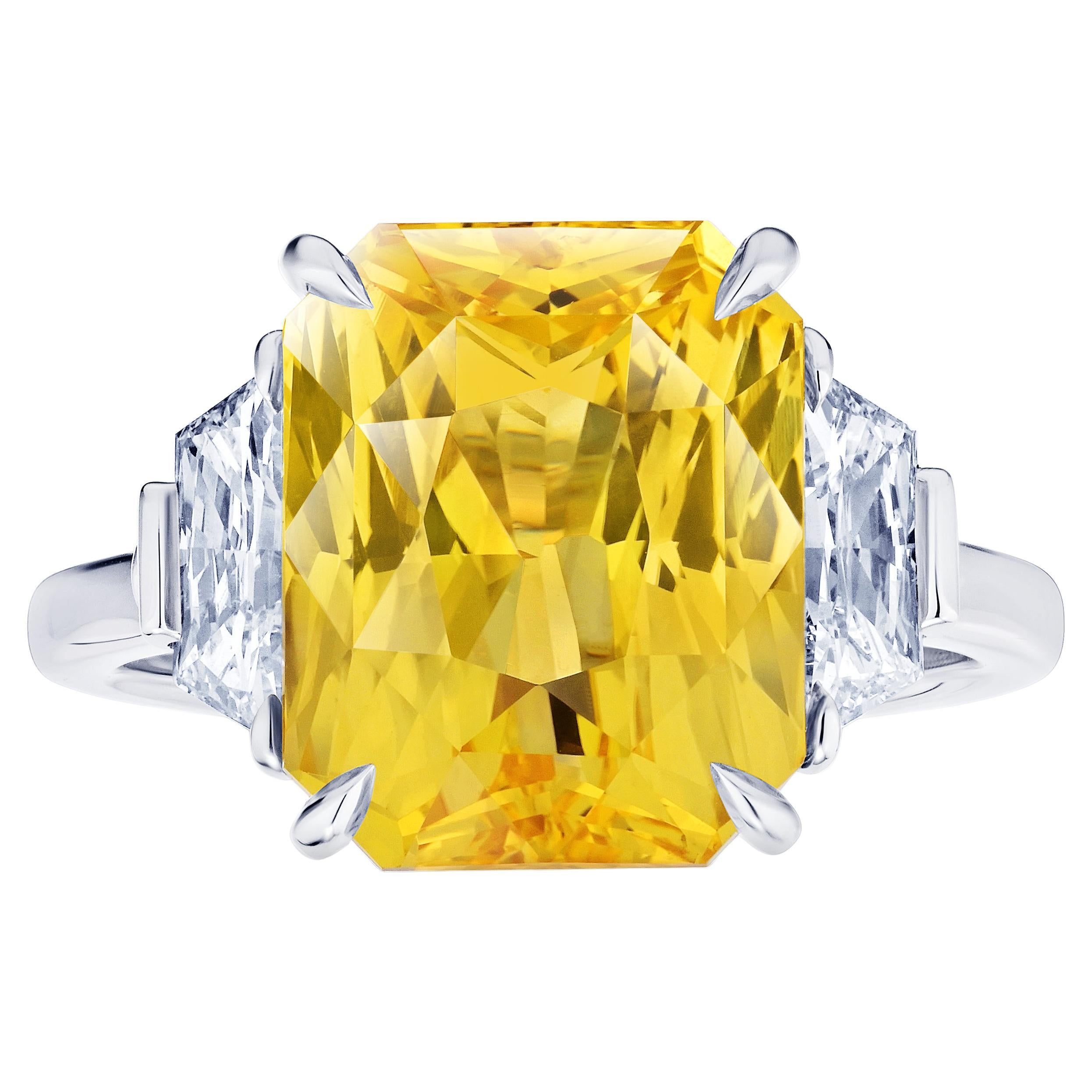 Anillo de platino con zafiro amarillo radiante y diamantes de 9,08 quilates