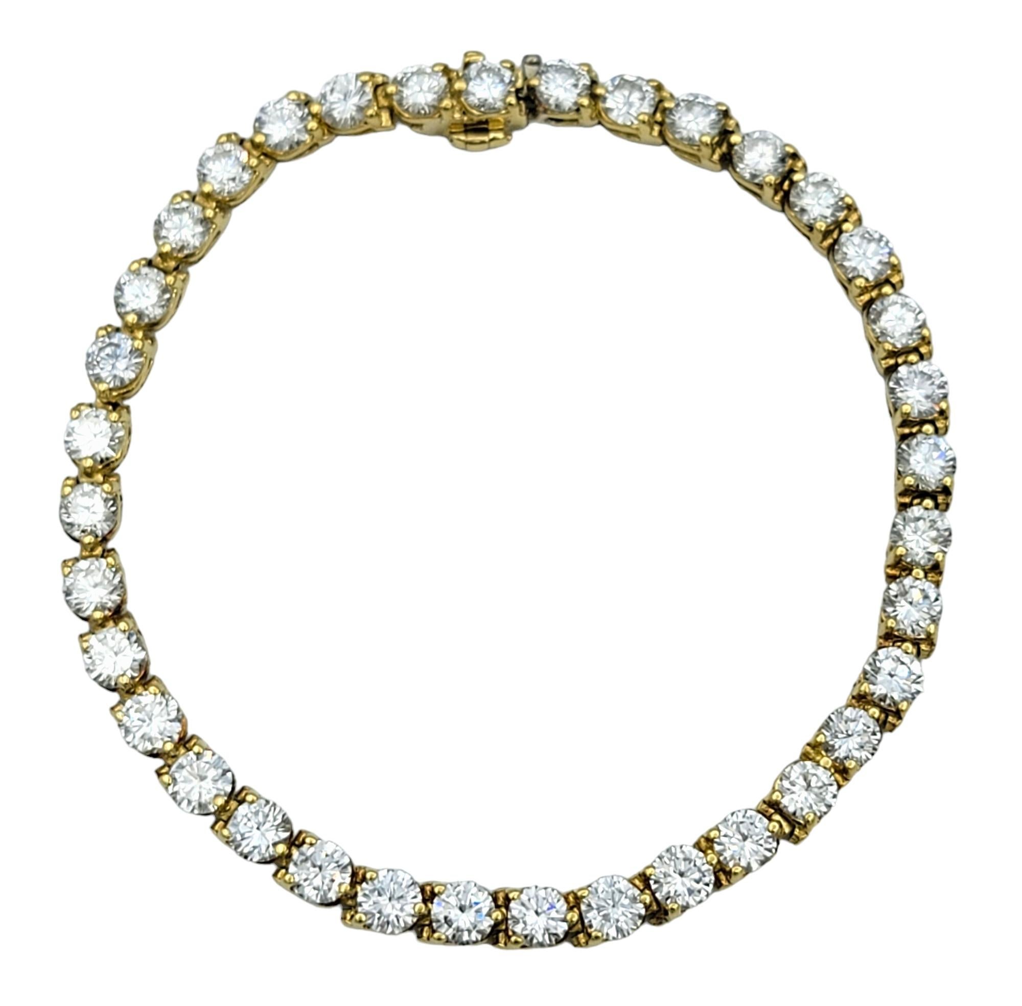Abbraccia il lusso senza tempo con questo bracciale tennis con diamanti da 9,08 carati. Questo splendido pezzo presenta un'elegante linea continua di diamanti brillanti a taglio rotondo, ciascuno meticolosamente incastonato in un radioso oro giallo