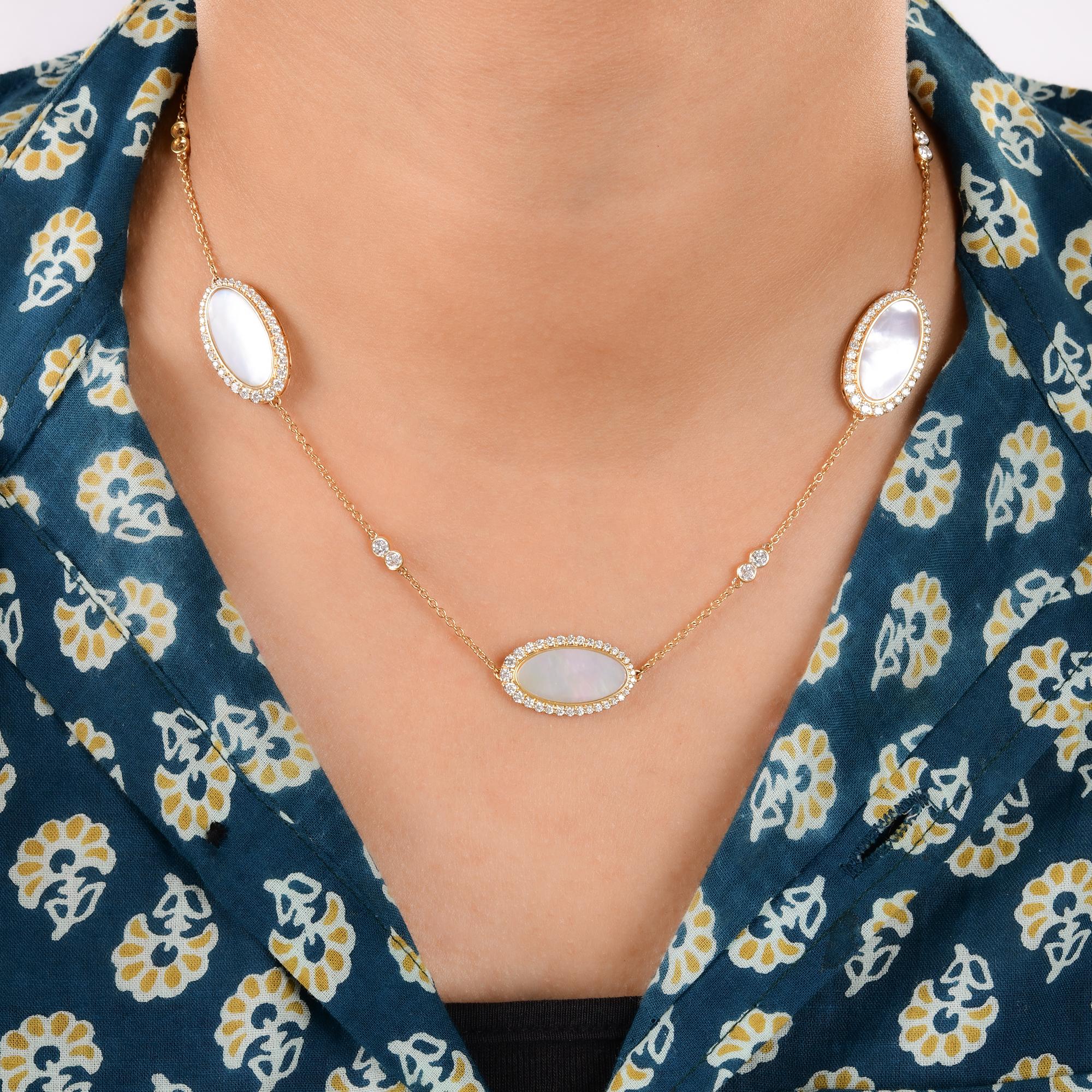 Este collar de cadena con halo de diamantes madreperla de 9,08 TCW y oro amarillo de 14 quilates presenta grandes incrustaciones ovales de madreperla. Cada incrustación MOP está rodeada por un halo de diamantes o un engaste pavé. Entre las