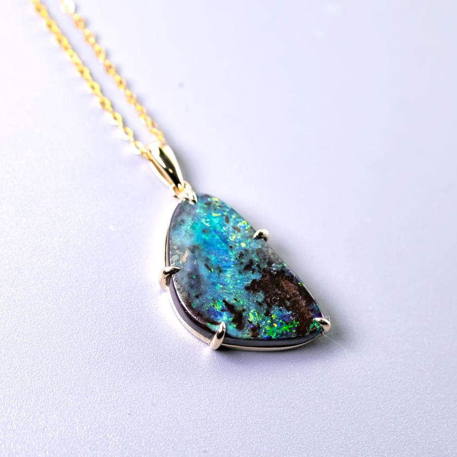 Collana con ciondolo Boulder Opal australiano da 9,08 carati in oro giallo 14K.

Spedizione nazionale gratuita USPS di prima classe! Borsa o scatola regalo in omaggio con ogni ordine!

L'opale, la regina delle gemme, è una delle gemme più belle del