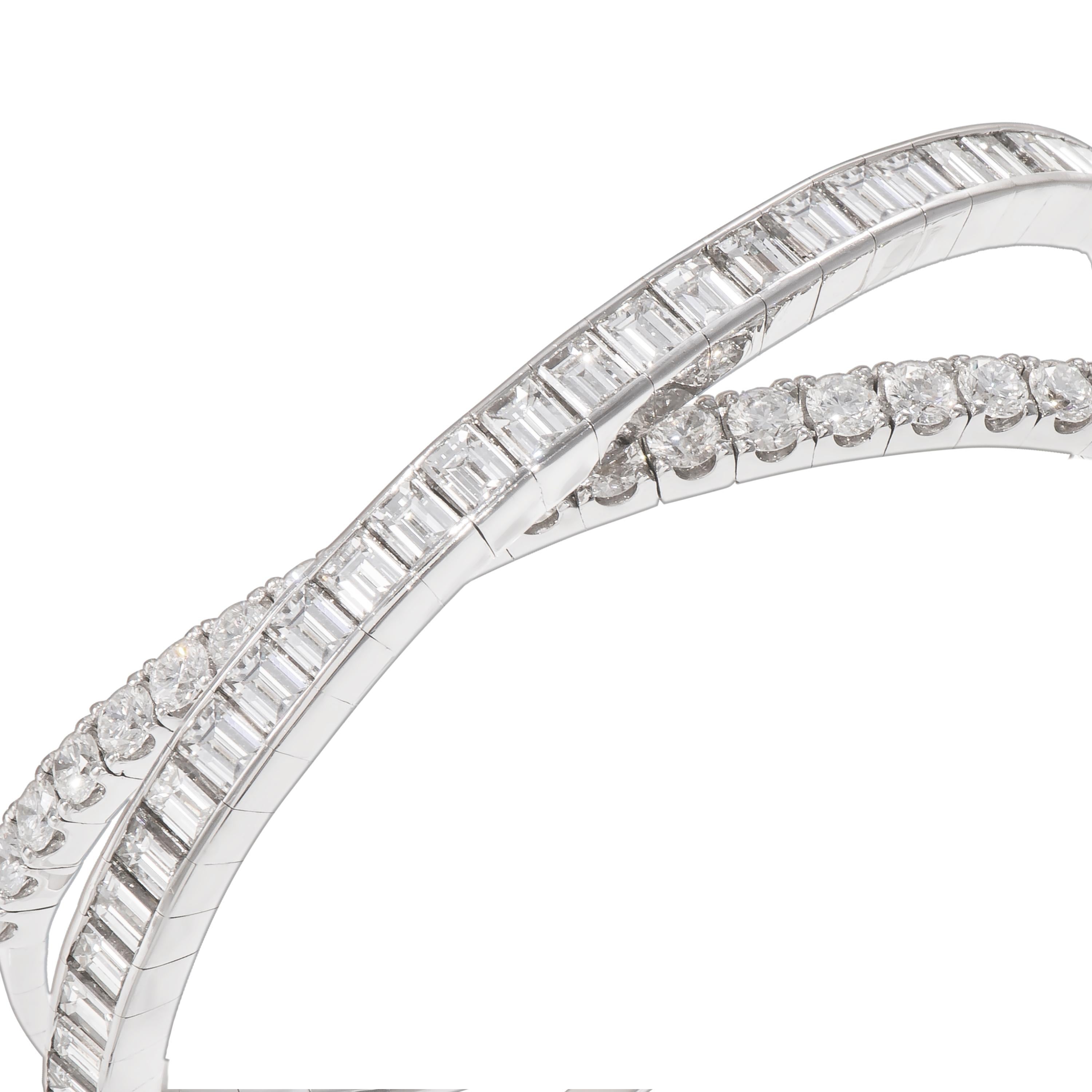 Contemporary 9.09 Carat Baguette and Round Diamond 18 Karat White Gold Spring Cuff Bangle For Sale