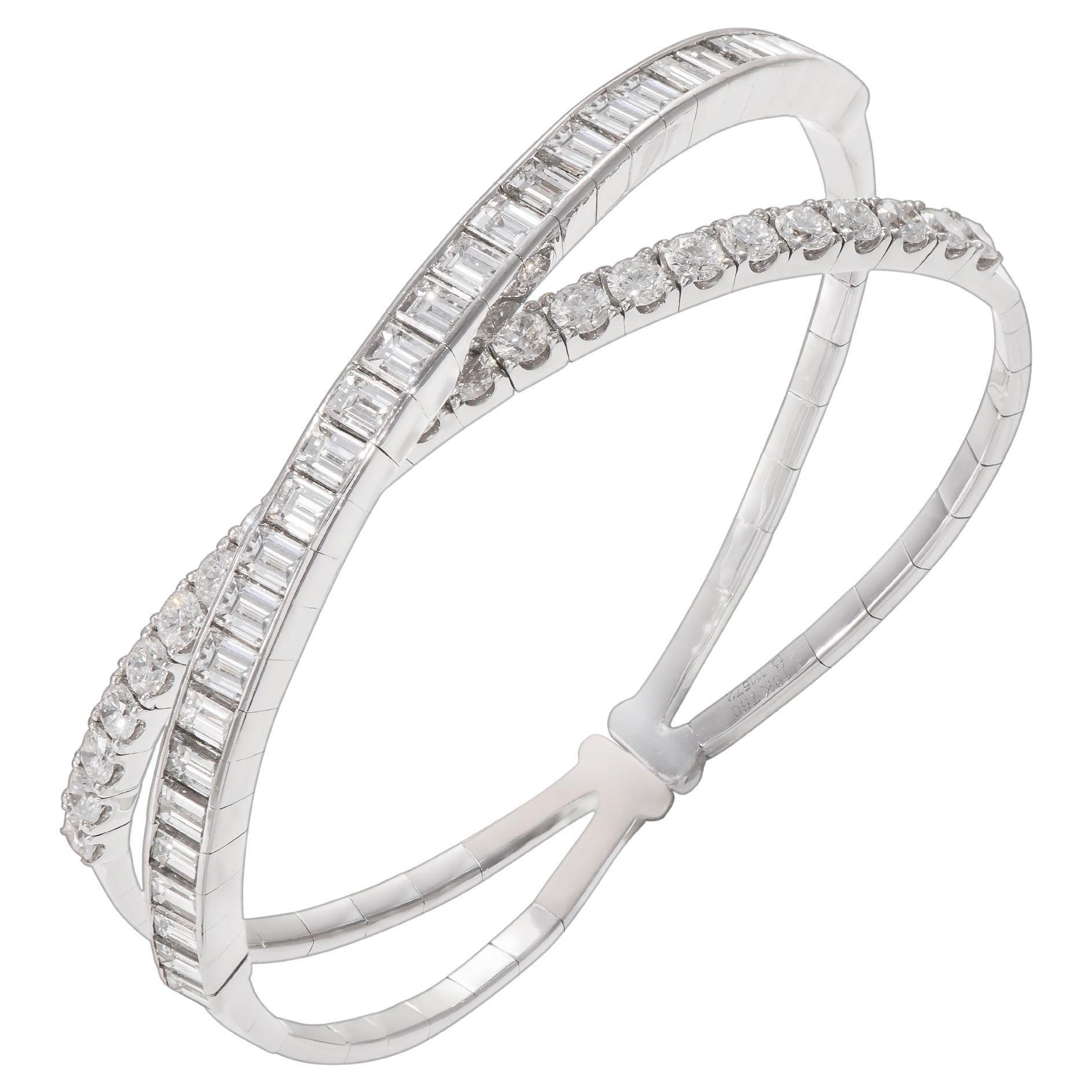 Bracelet manchette à ressort en or blanc 18 carats avec diamants baguettes et ronds de 9,09 carats en vente