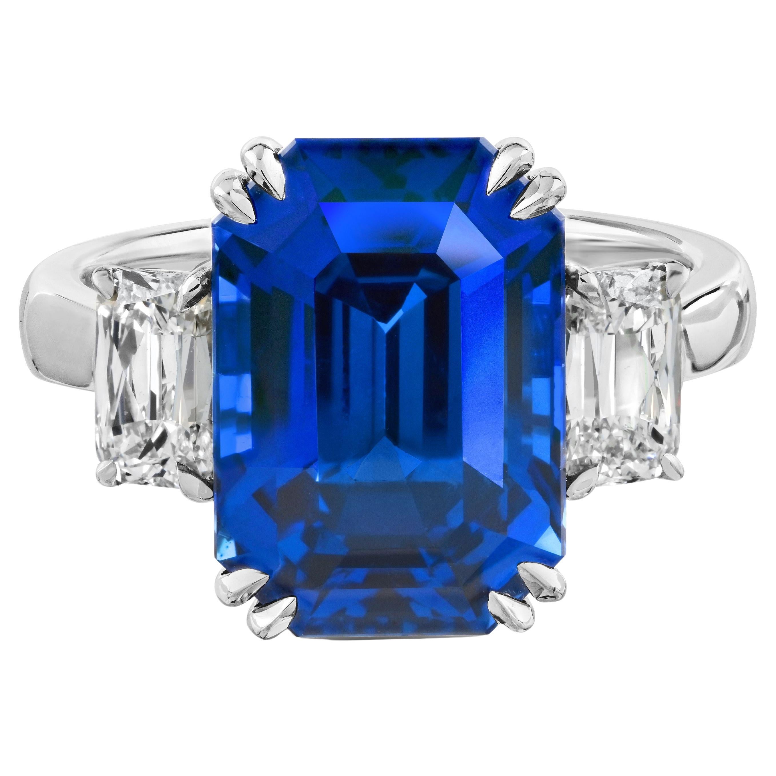 Bague en platine avec saphir bleu taille émeraude de 9,09 carats (H) et diamants