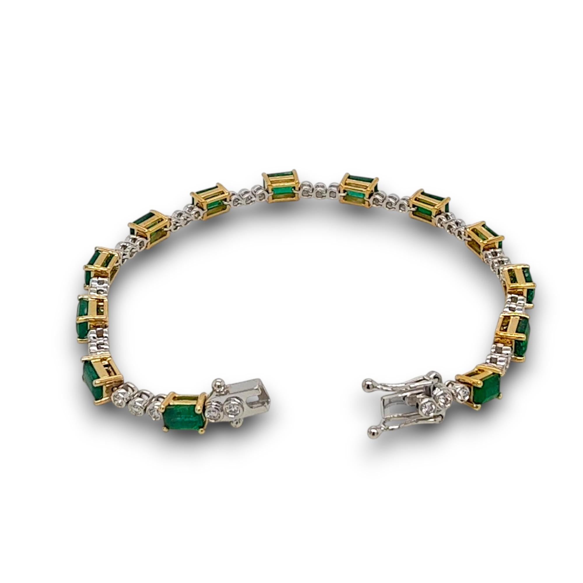 13 pierres d'émeraude : 8,33 carats
43 diamants blancs ronds : 0.76 Carats
Métal : Or blanc et jaune 18K, 00.00 Grammes
