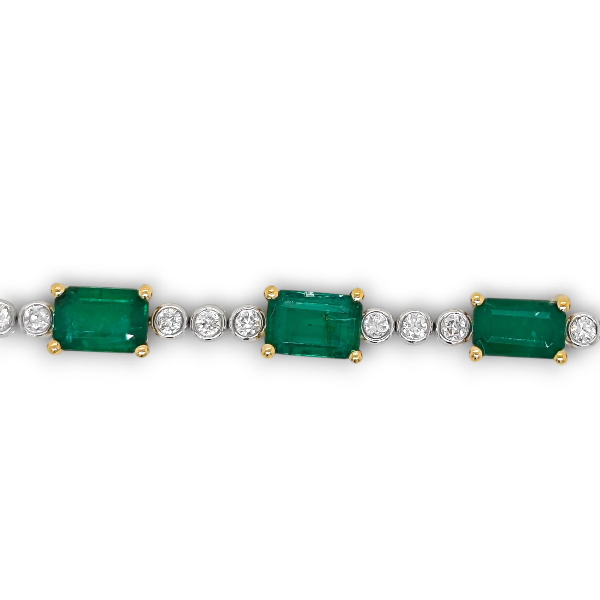 Taille mixte Bracelet en or blanc et jaune de 9.09 carats de diamants blancs d'émeraude en vente