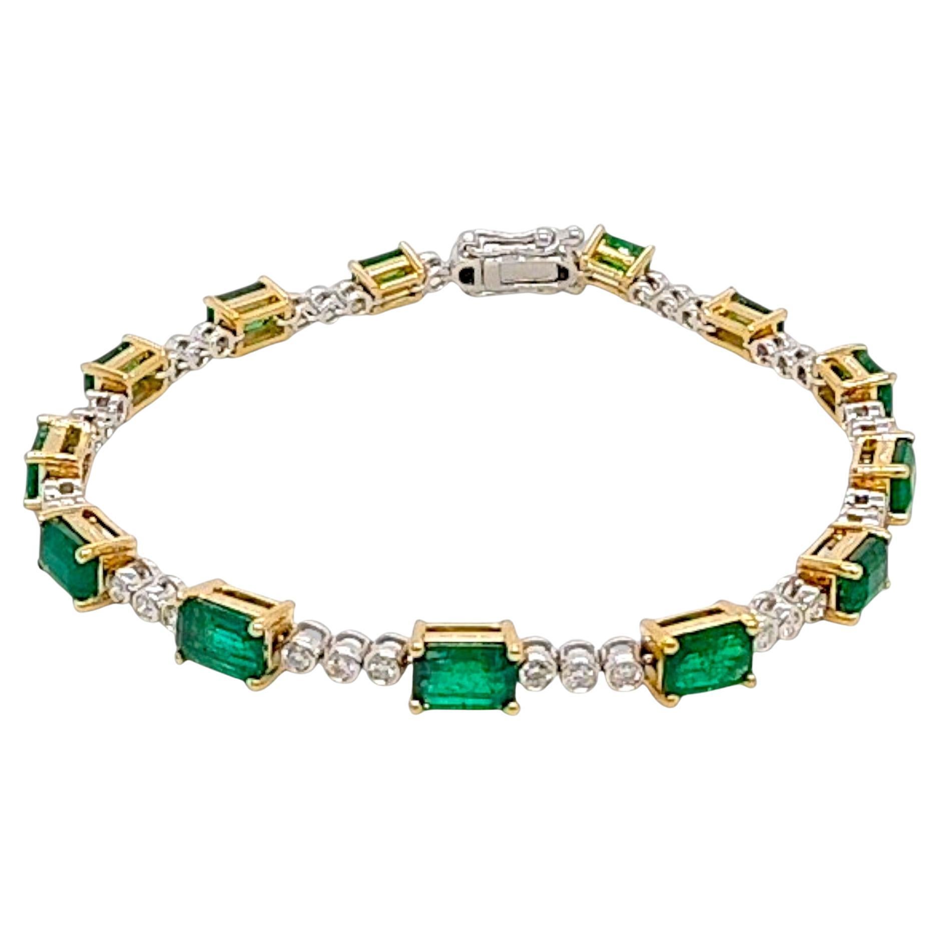 Bracelet en or blanc et jaune de 9.09 carats de diamants blancs d'émeraude en vente