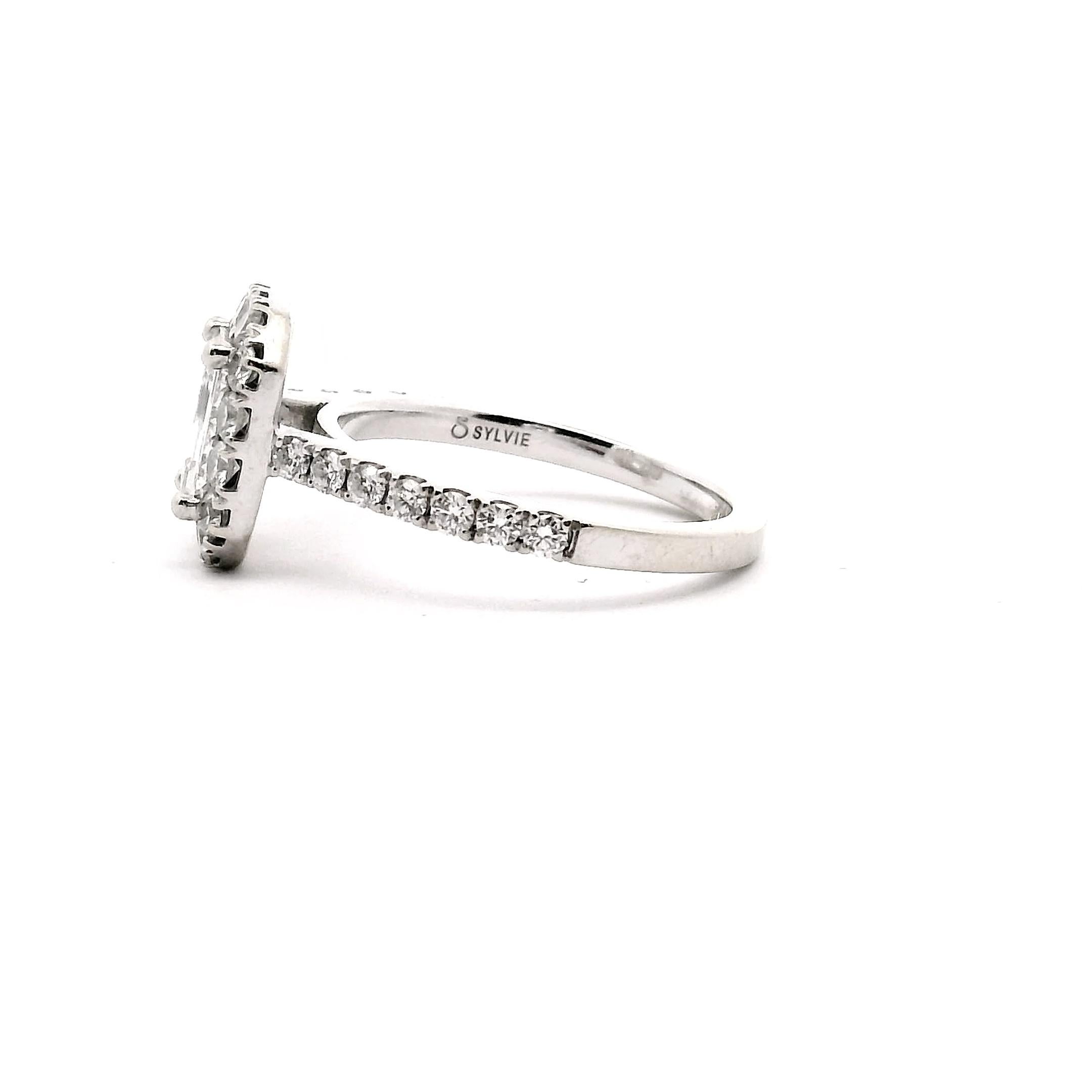 Anello di fidanzamento da donna in oro bianco, con diamante taglio smeraldo, aureola e gambo in diamante. 

Diamante centrale da 0,90 ct. 

Il grado di chiarezza è SI1

Il colore è H. H.

GIA Certy#6252753443

24 diamanti rotondi di circa 0,84cttw