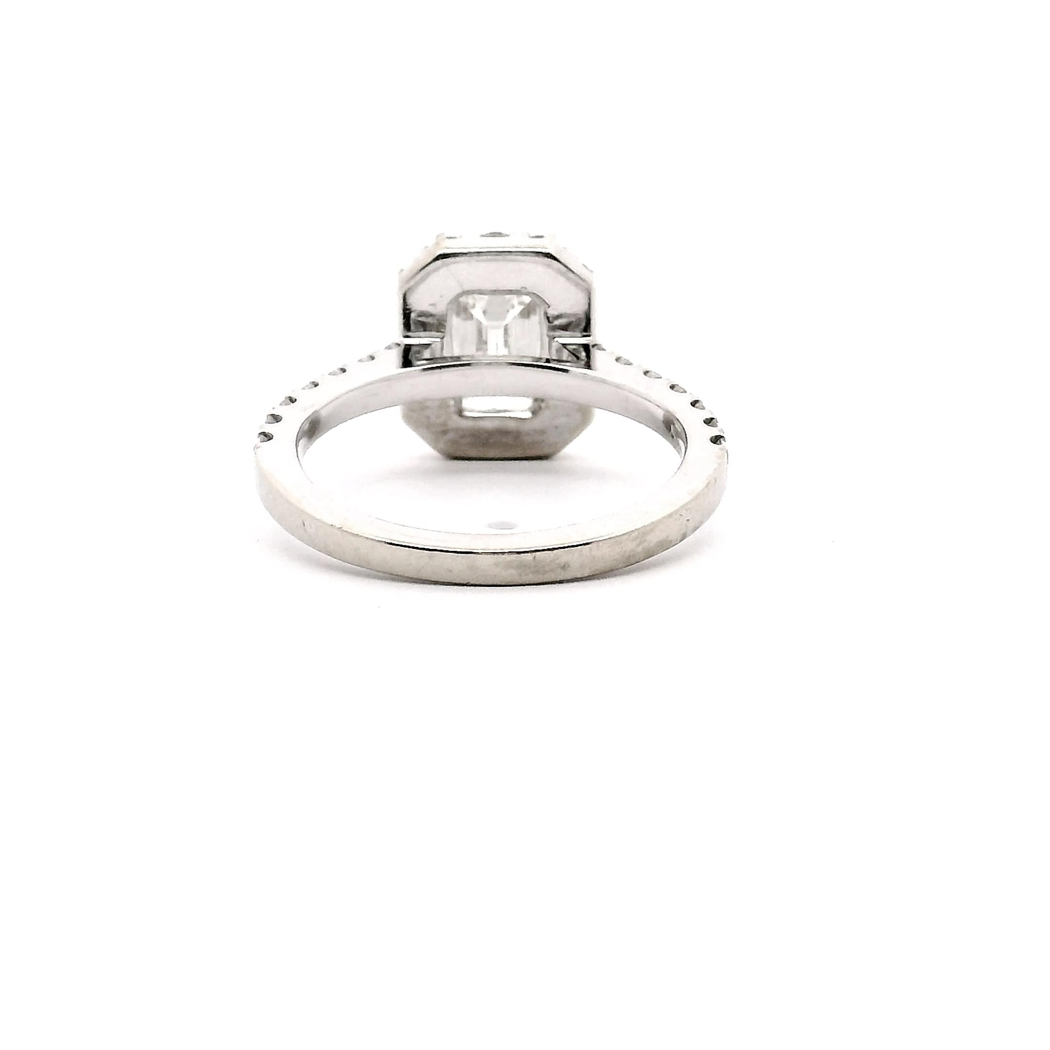 Donna .90ct. Anello di fidanzamento con diamante taglio smeraldo in vendita