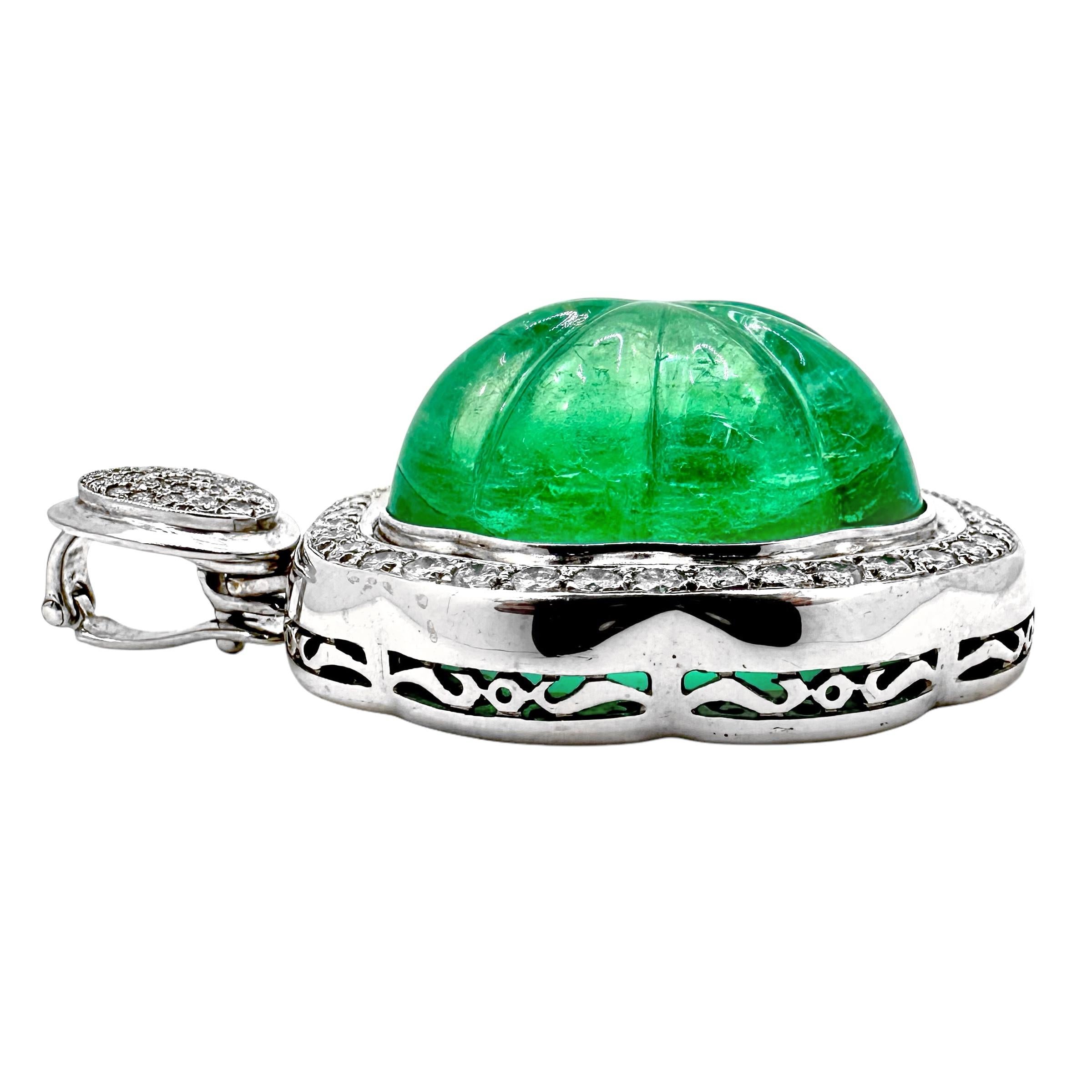 Ci sono molti smeraldi molto interessanti sul mercato in ogni momento, ma un bellissimo smeraldo colombiano di lusso con un peso superiore a 90,00cts è una vera rarità. Questo cabochon ovale e scanalato, unico nel suo genere, è incastonato in una