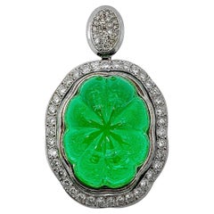 Pendentif cabochon d'émeraude colombienne cannelée 90 carats en or blanc 18 carats avec halo de diamants