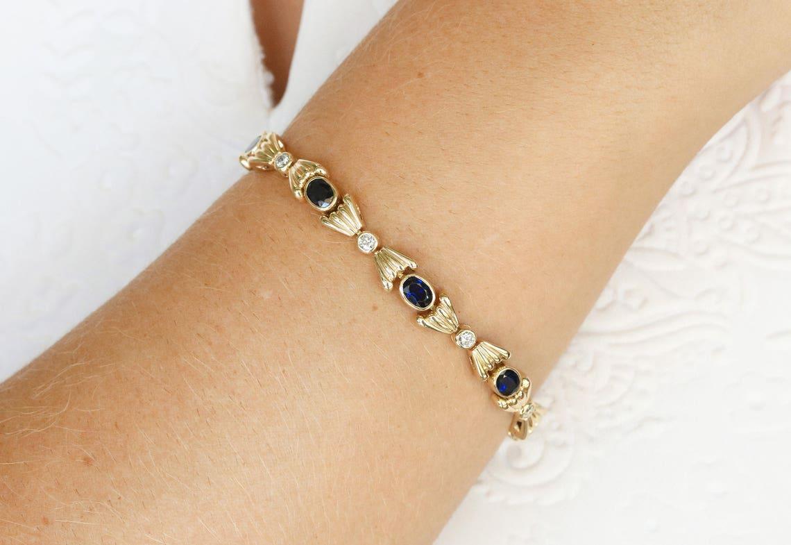 Un bracelet en saphir et diamant de haute qualité est magnifiquement mis en valeur. Cet article luxueux fera un excellent cadeau ou s'ajoutera à toute collection. Huit saphirs de taille ovale sont sertis en chaton dans cette pièce, créant un ciel