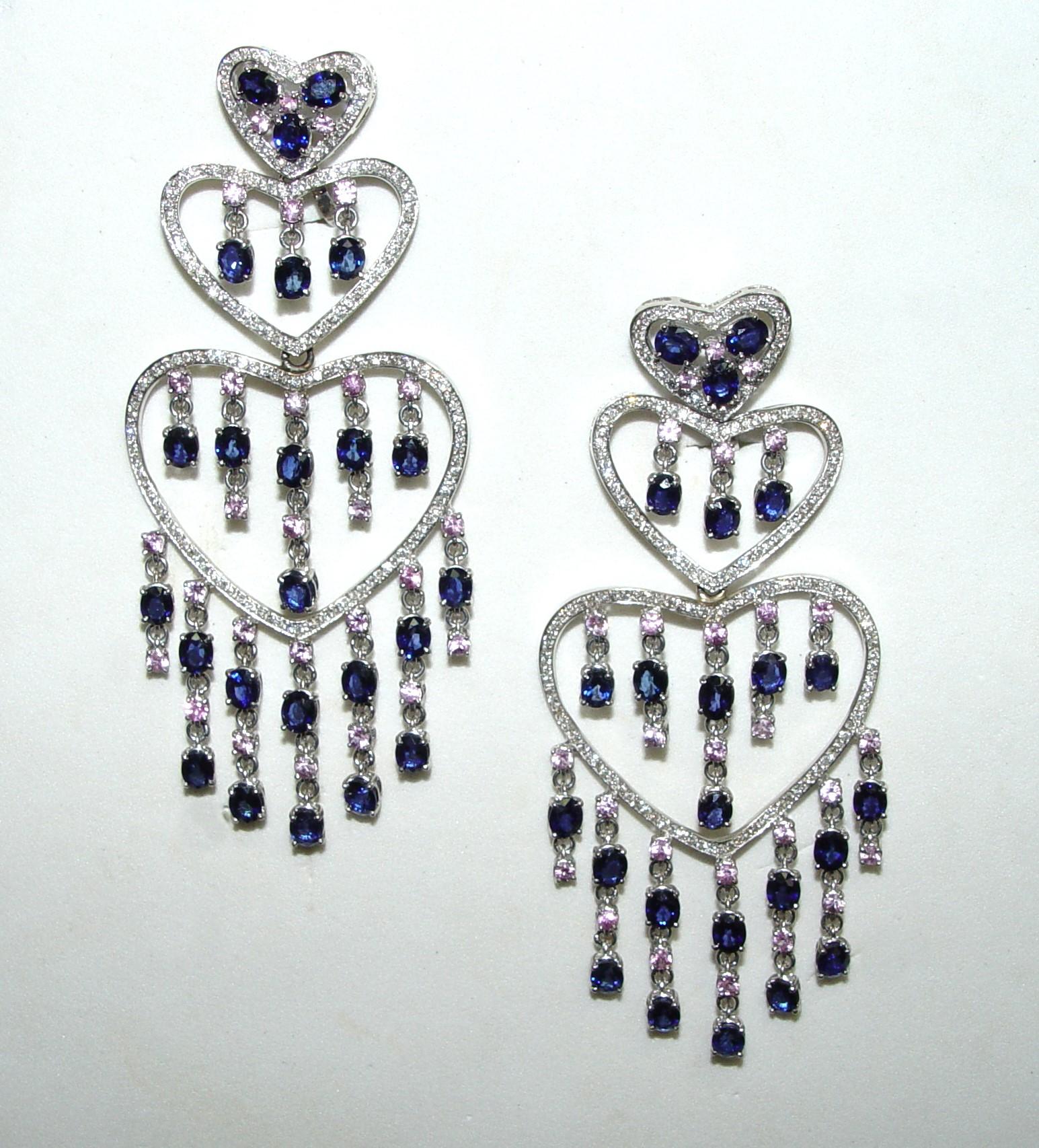 Moderne Boucles d'oreilles chandelier de 90 mm de long en saphir et diamants 18 carats 51 grammes en vente
