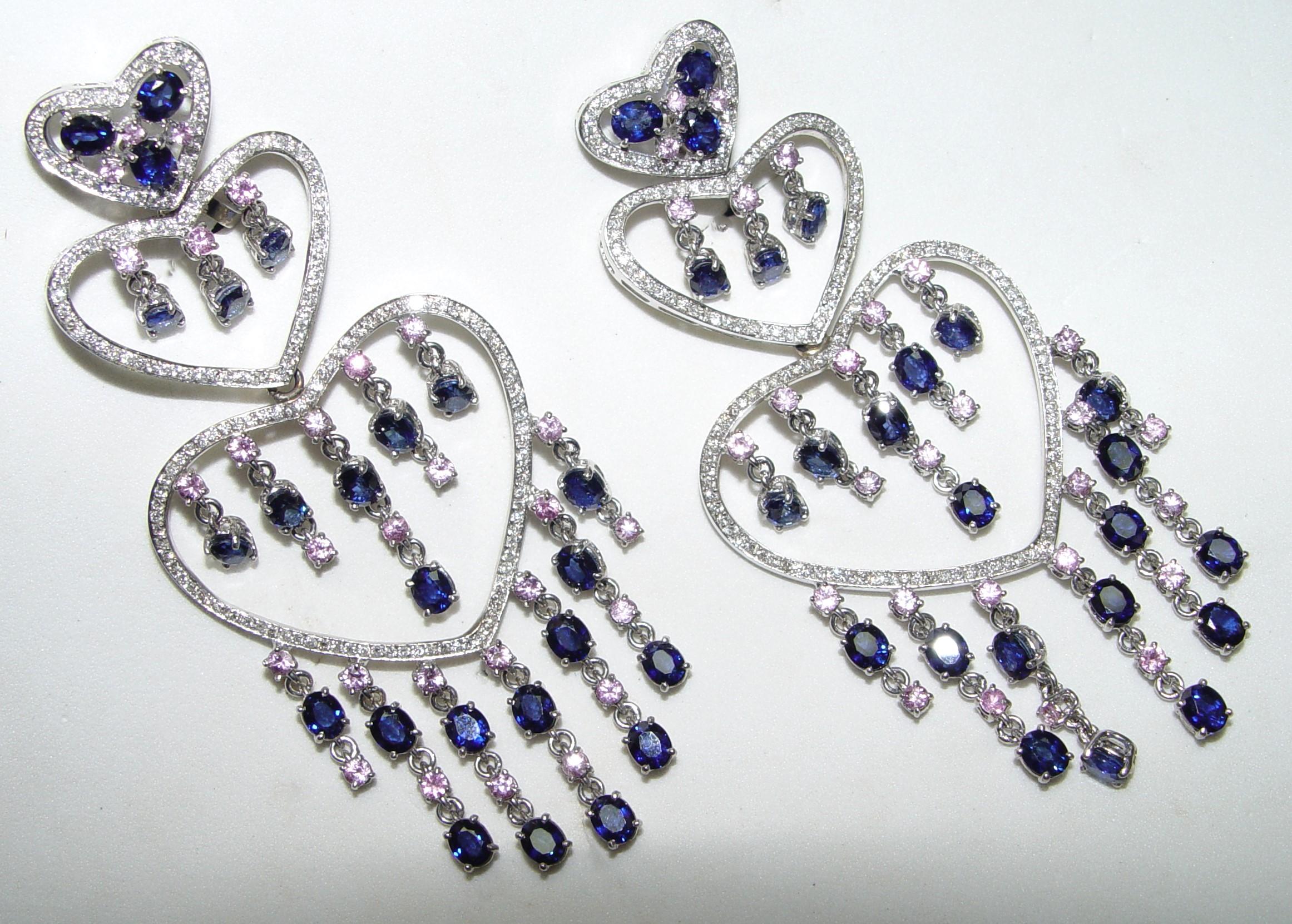 Taille ronde Boucles d'oreilles chandelier de 90 mm de long en saphir et diamants 18 carats 51 grammes en vente