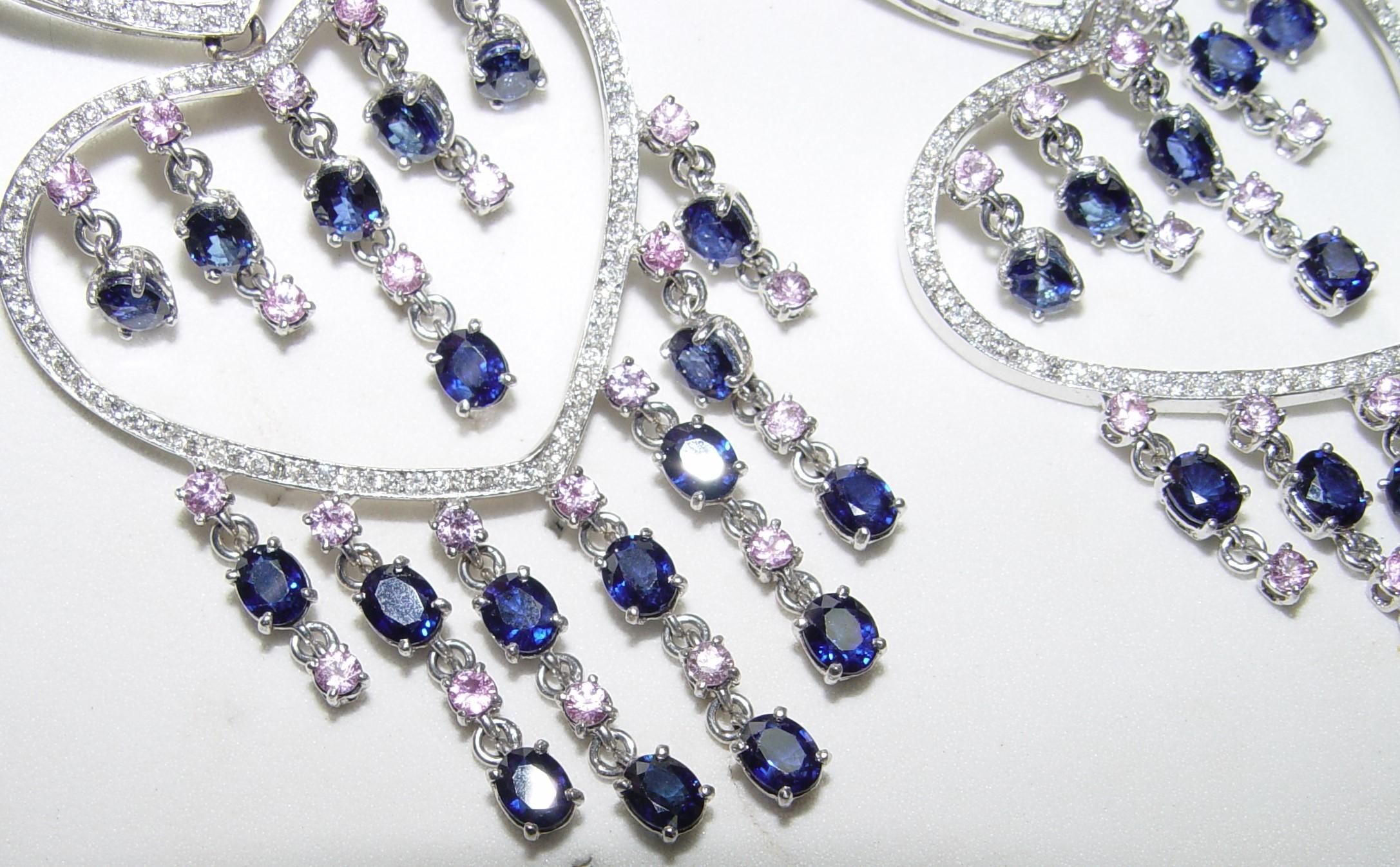Boucles d'oreilles chandelier de 90 mm de long en saphir et diamants 18 carats 51 grammes Excellent état - En vente à Chicago, IL