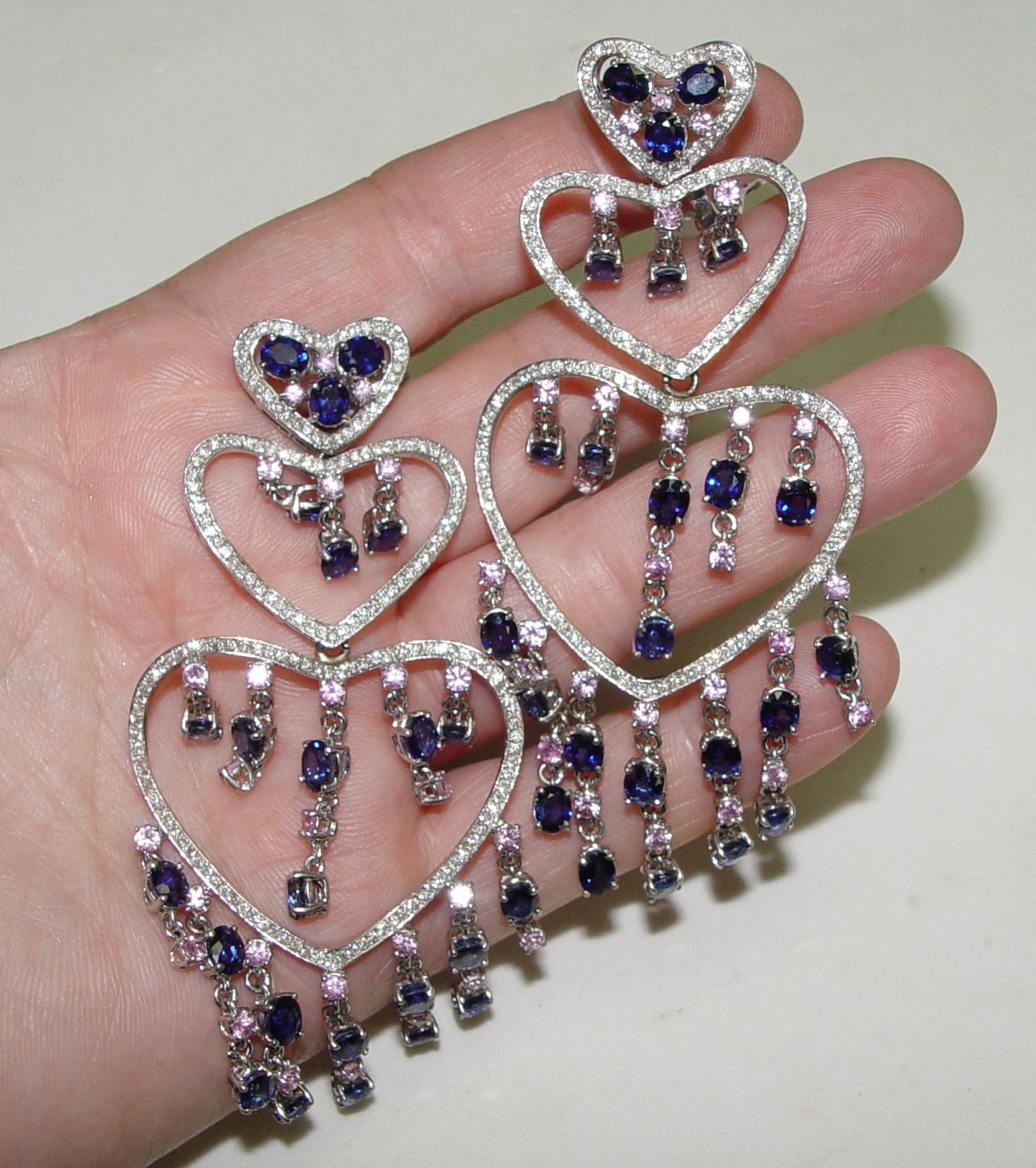 Boucles d'oreilles chandelier de 90 mm de long en saphir et diamants 18 carats 51 grammes Pour femmes en vente