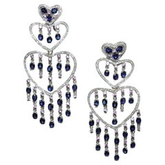 Boucles d'oreilles chandelier de 90 mm de long en saphir et diamants 18 carats 51 grammes